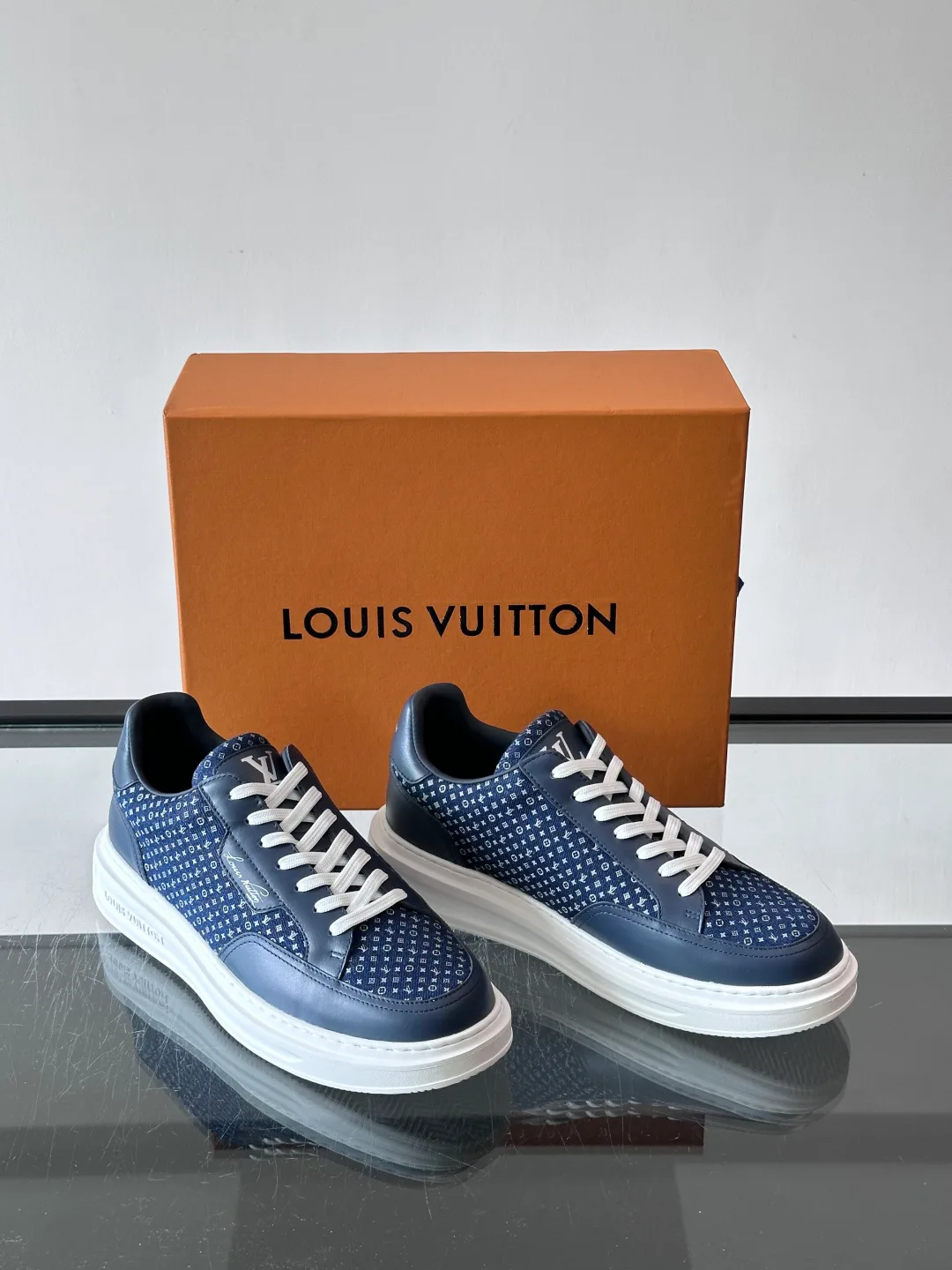 Кроссовки Женские Louis Vuitton 18119008