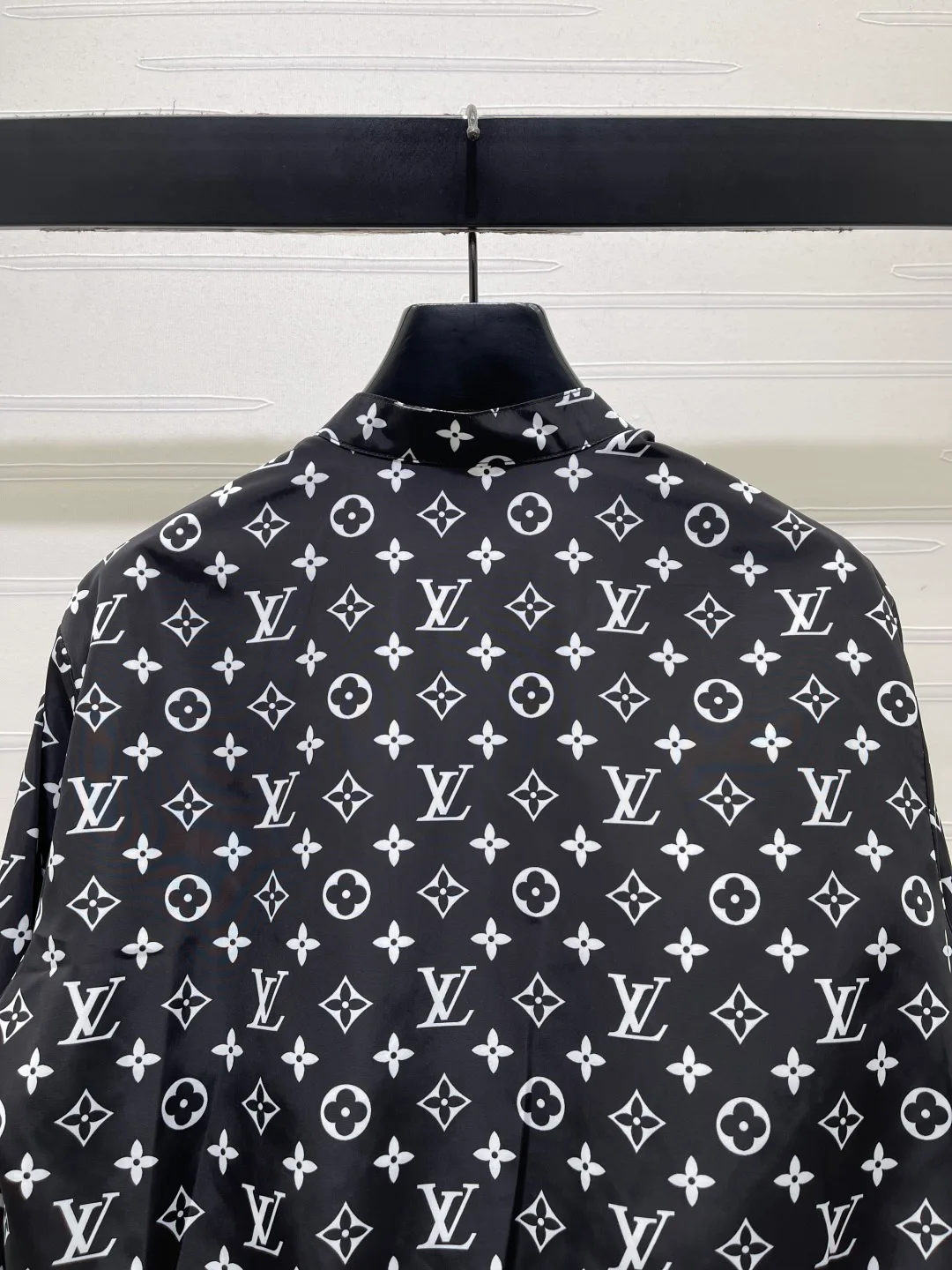 Куртки И Пуховики Женские Louis Vuitton 18038535