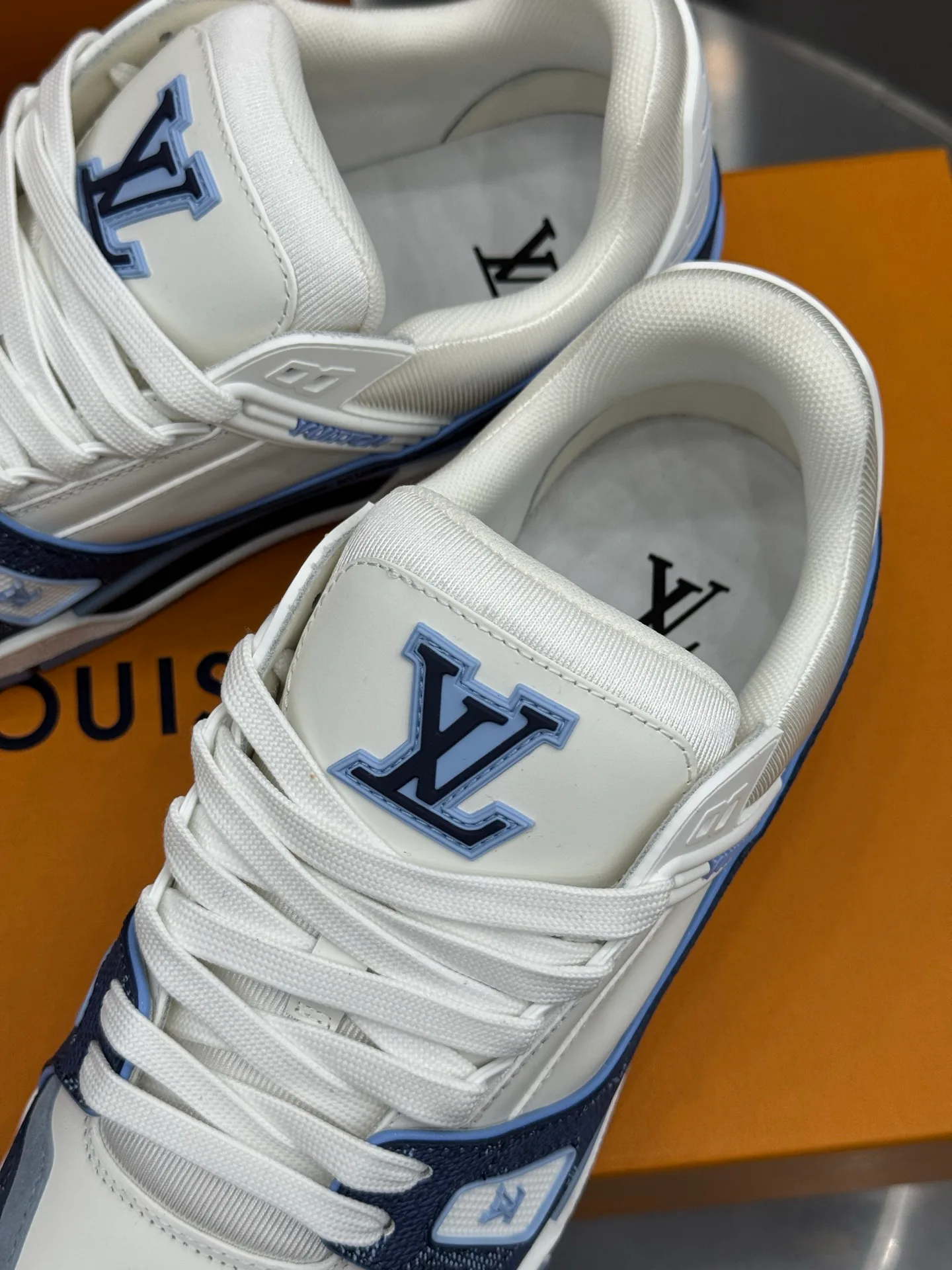 Кроссовки Женские Louis Vuitton 19073332