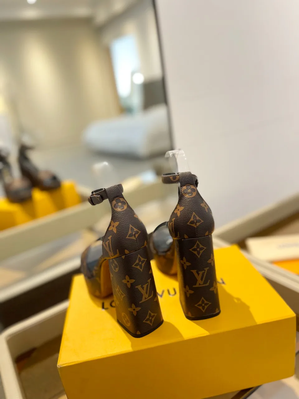 Босоножки Женские Louis Vuitton 17946834