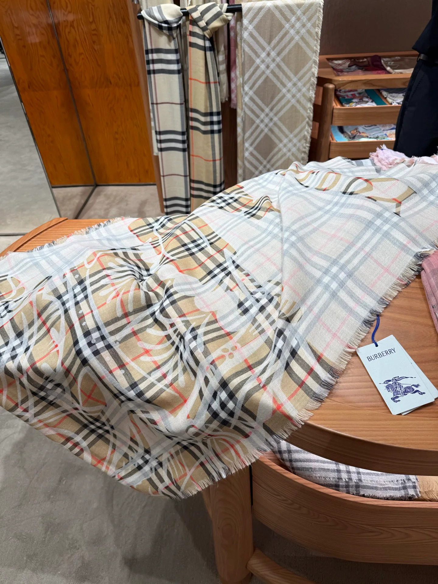 Шарфы Burberry 18093310