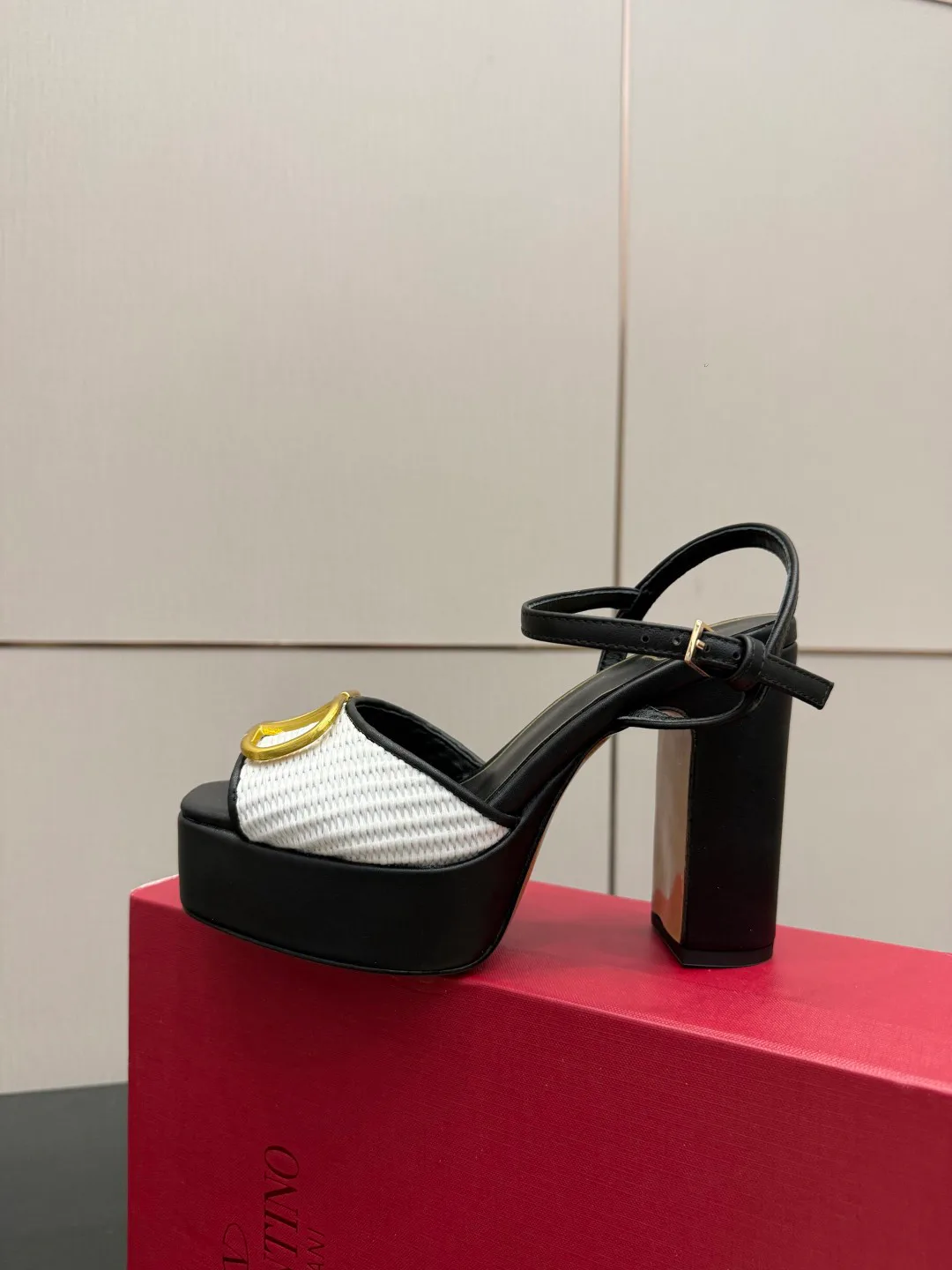 Босоножки Женские Valentino 13241317