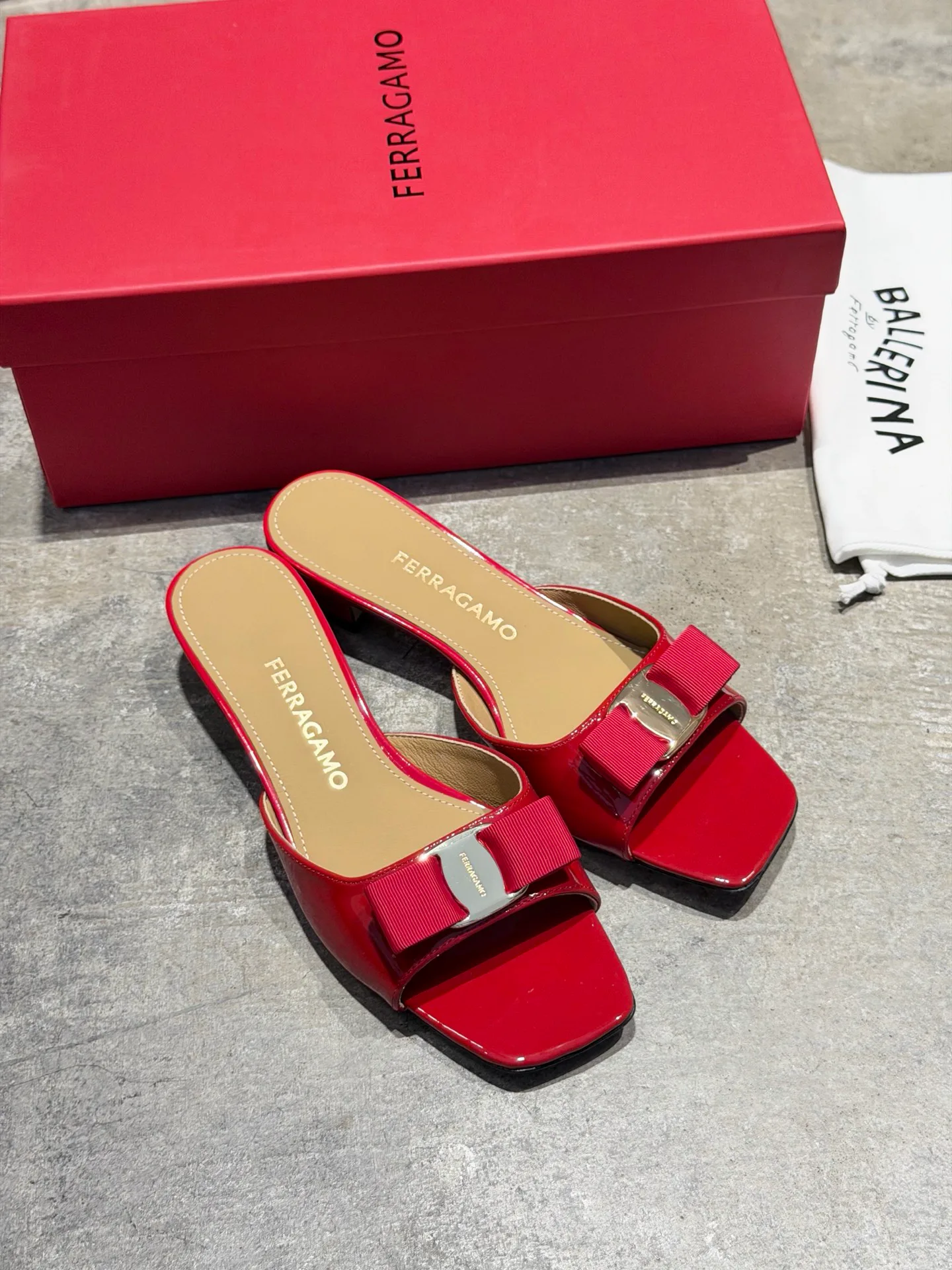 Босоножки Женские Salvatore Ferragamo 17642571