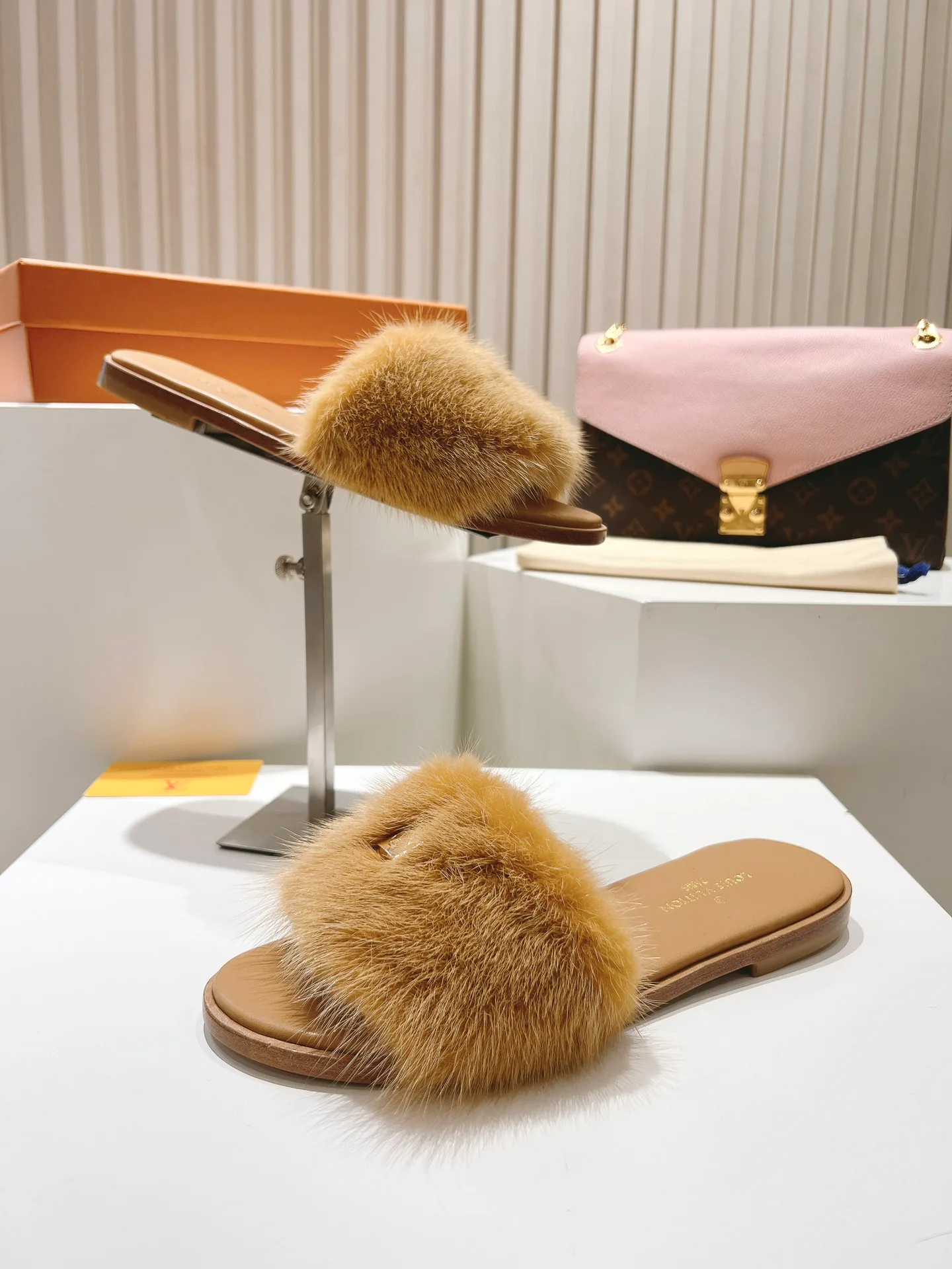 Шлепанцы Женские Louis Vuitton 11190732