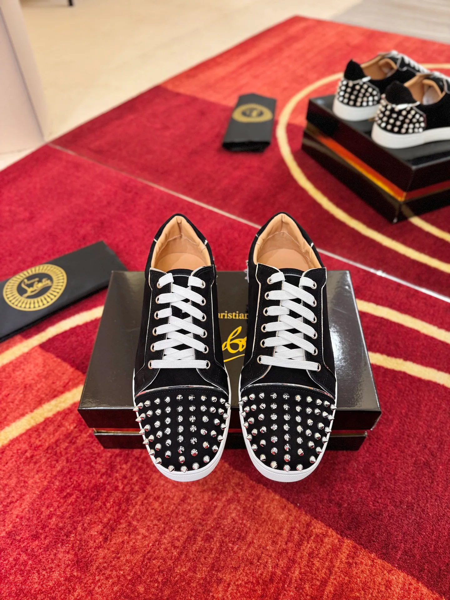 Кроссовки Женские Christian Louboutin 19636672