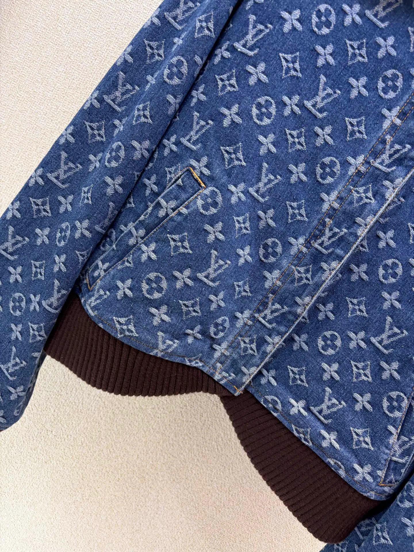 Куртки И Пуховики Женские Louis Vuitton 18506574