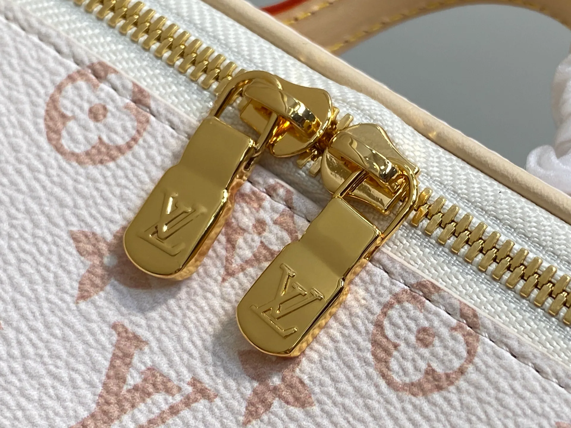 Клатчи Женские Louis Vuitton 18644359