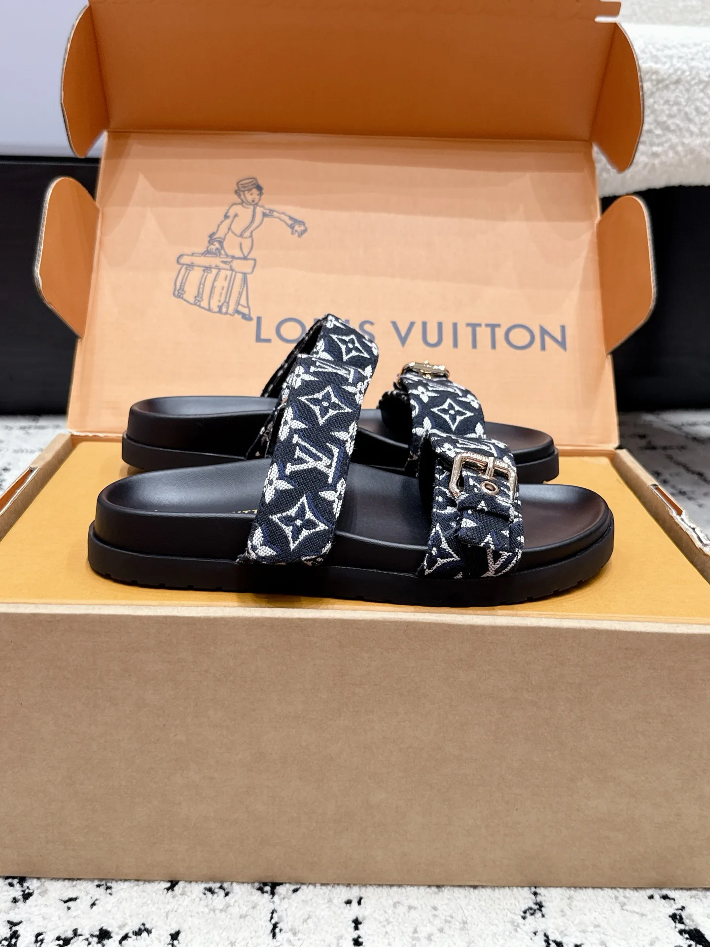 Шлепанцы Женские Louis Vuitton 17522814