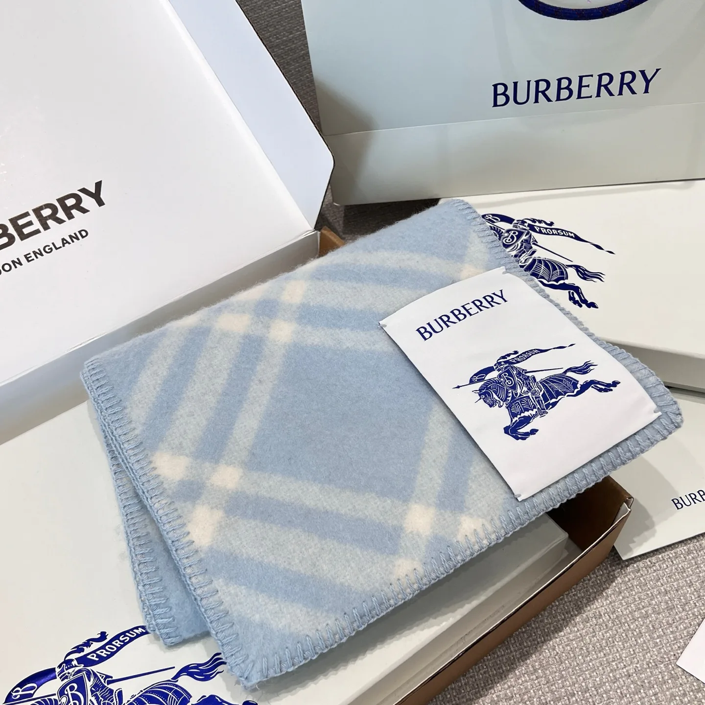 Шарфы Burberry 17945211