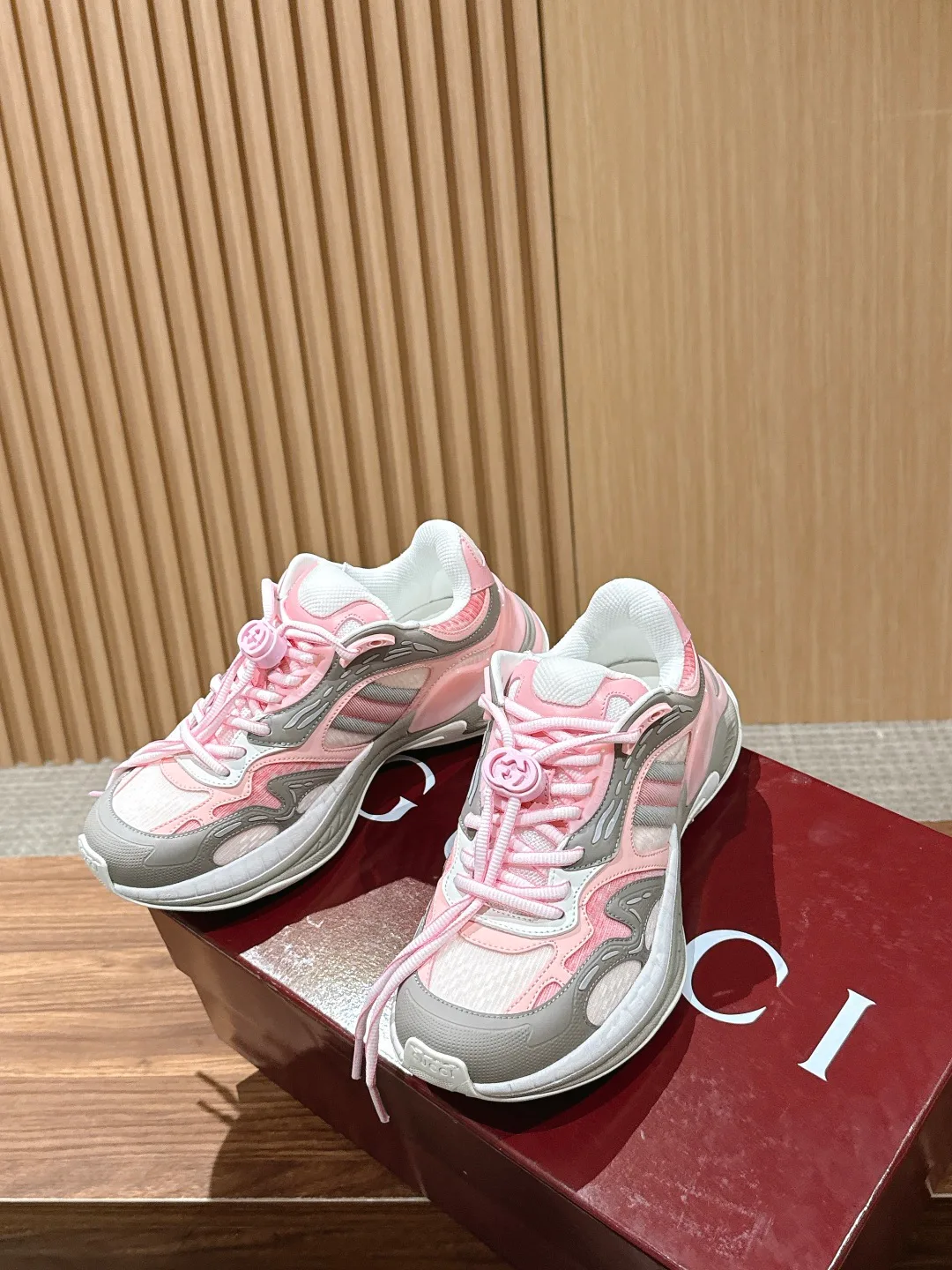 Кроссовки Женские Gucci 18889235
