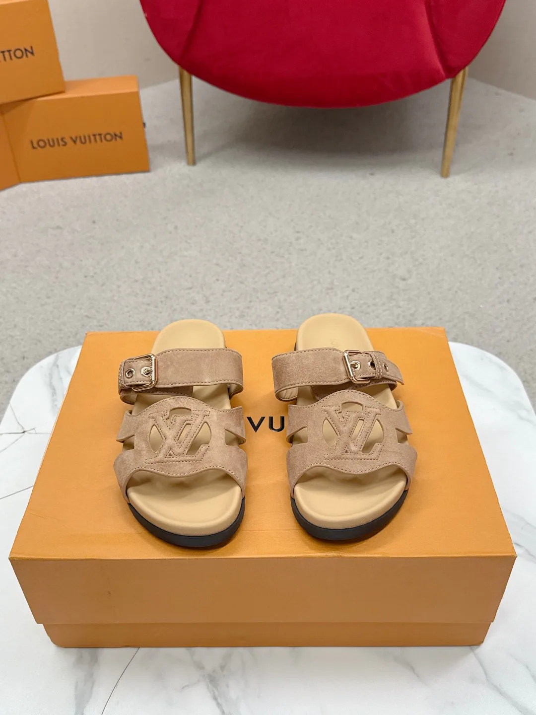 Шлепанцы Женские Louis Vuitton 18235700