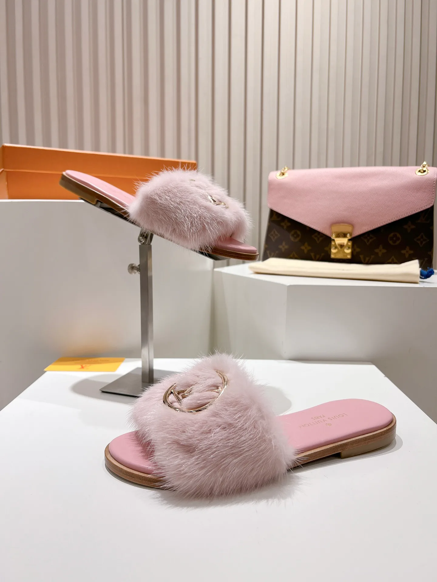 Шлепанцы Женские Louis Vuitton 11190741