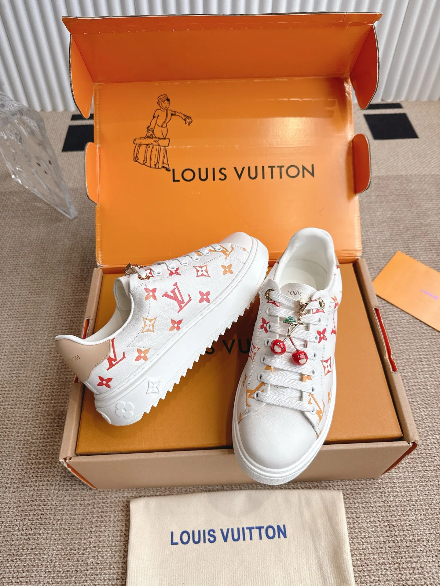 Кроссовки Женские Louis Vuitton 18857110