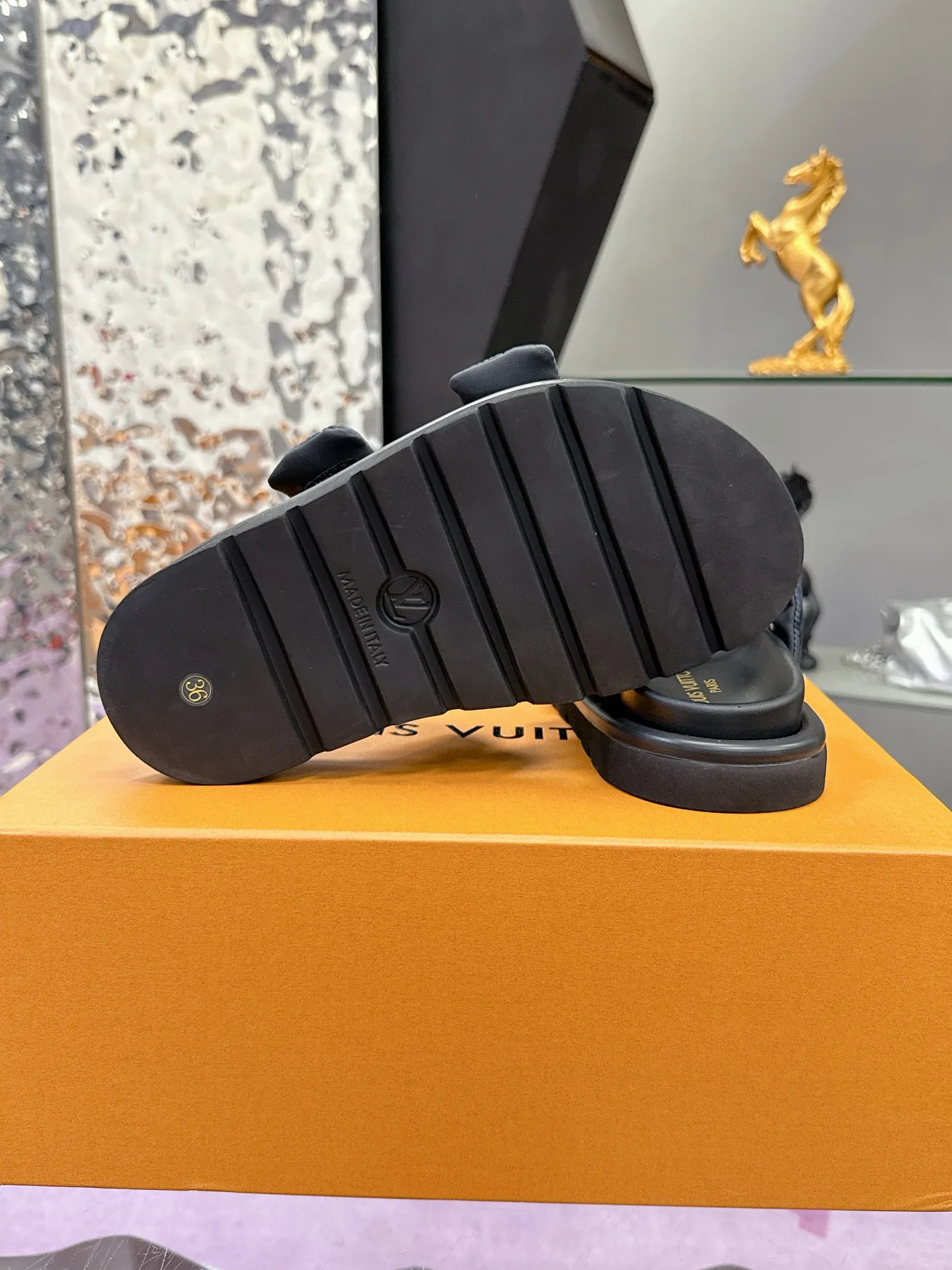 Шлепанцы Женские Louis Vuitton 17530458