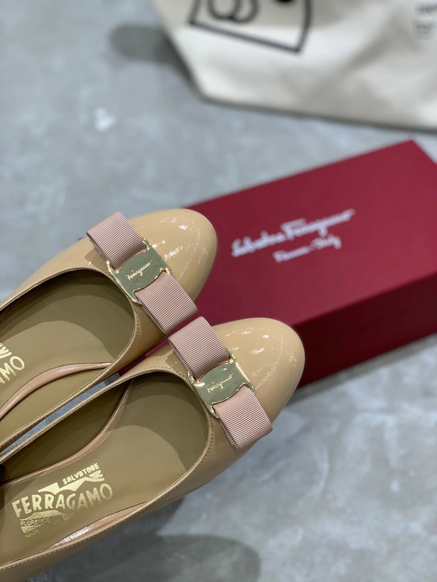 Балетки Женские Salvatore Ferragamo 18340674