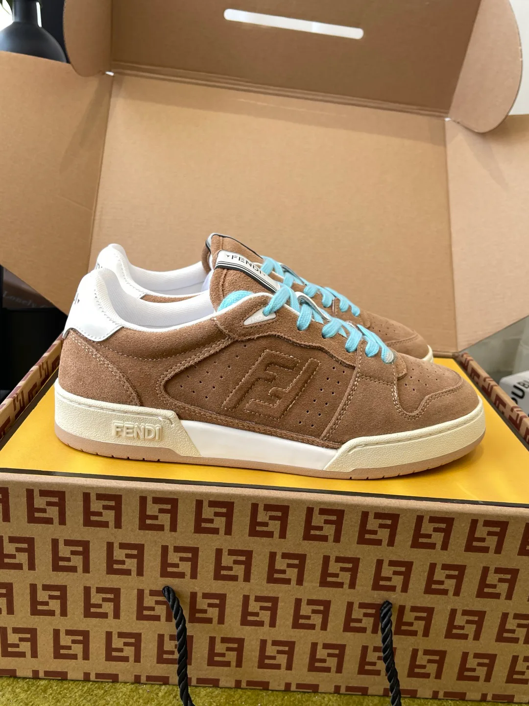 Кроссовки Женские Fendi 18737573