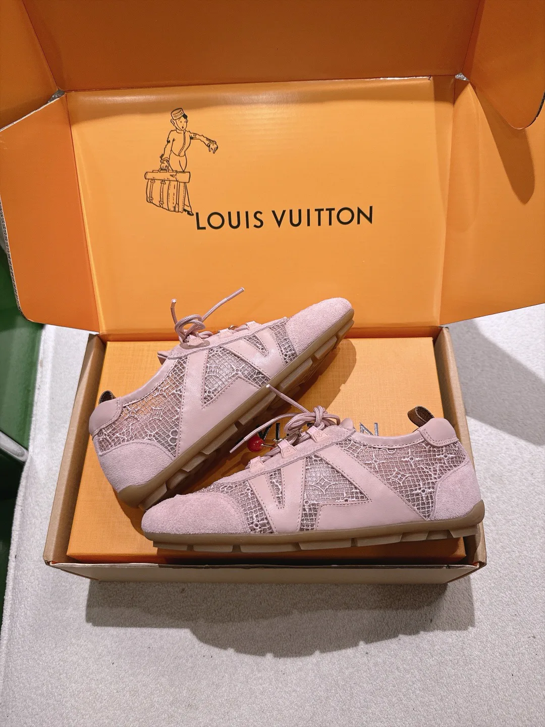Кроссовки Женские Louis Vuitton 18152835