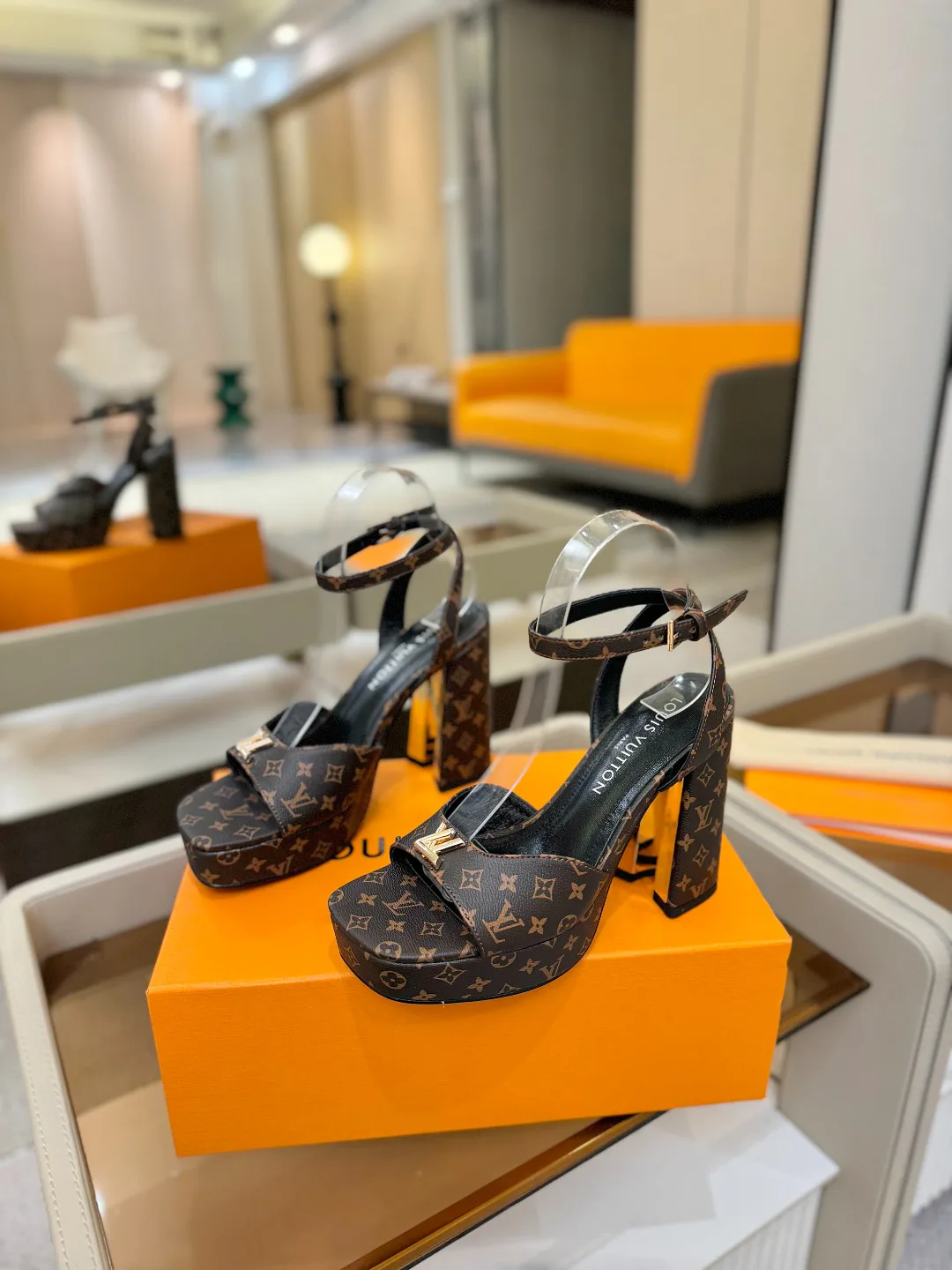 Босоножки Женские Louis Vuitton 10910170