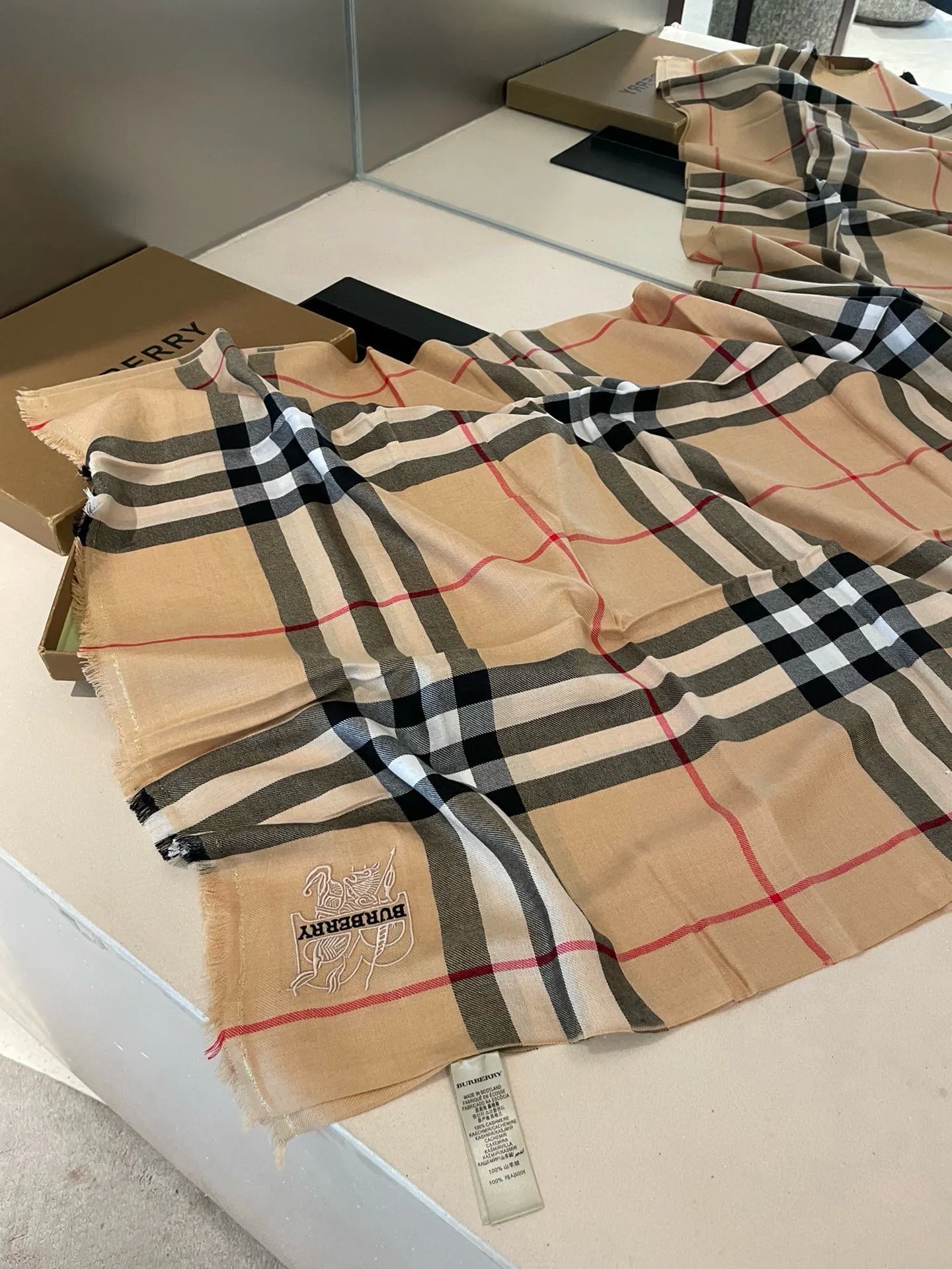 Шарфы Burberry 832125