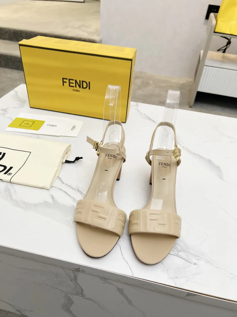 Босоножки Женские Fendi 17366608