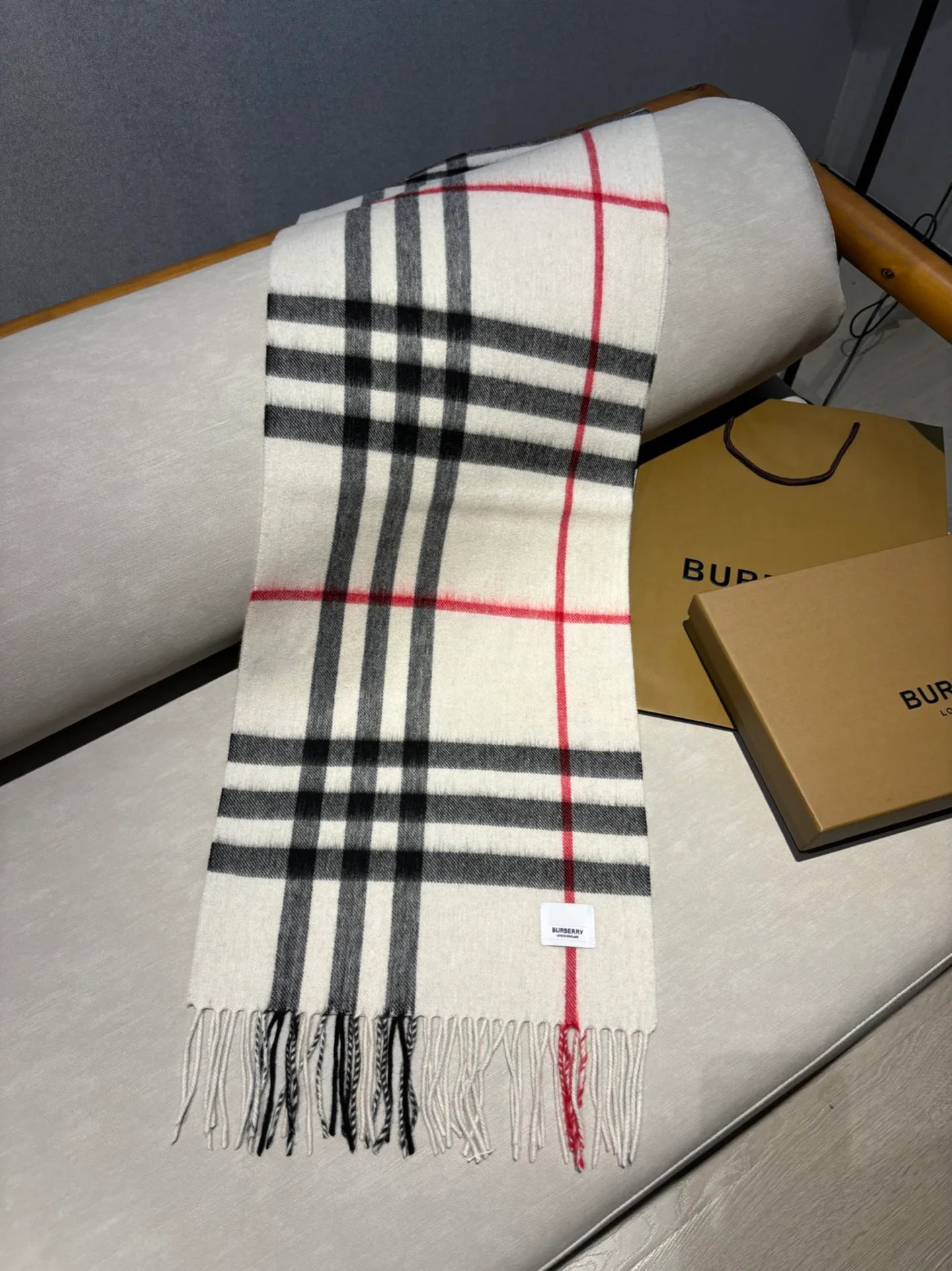 Шарфы Burberry 18507481