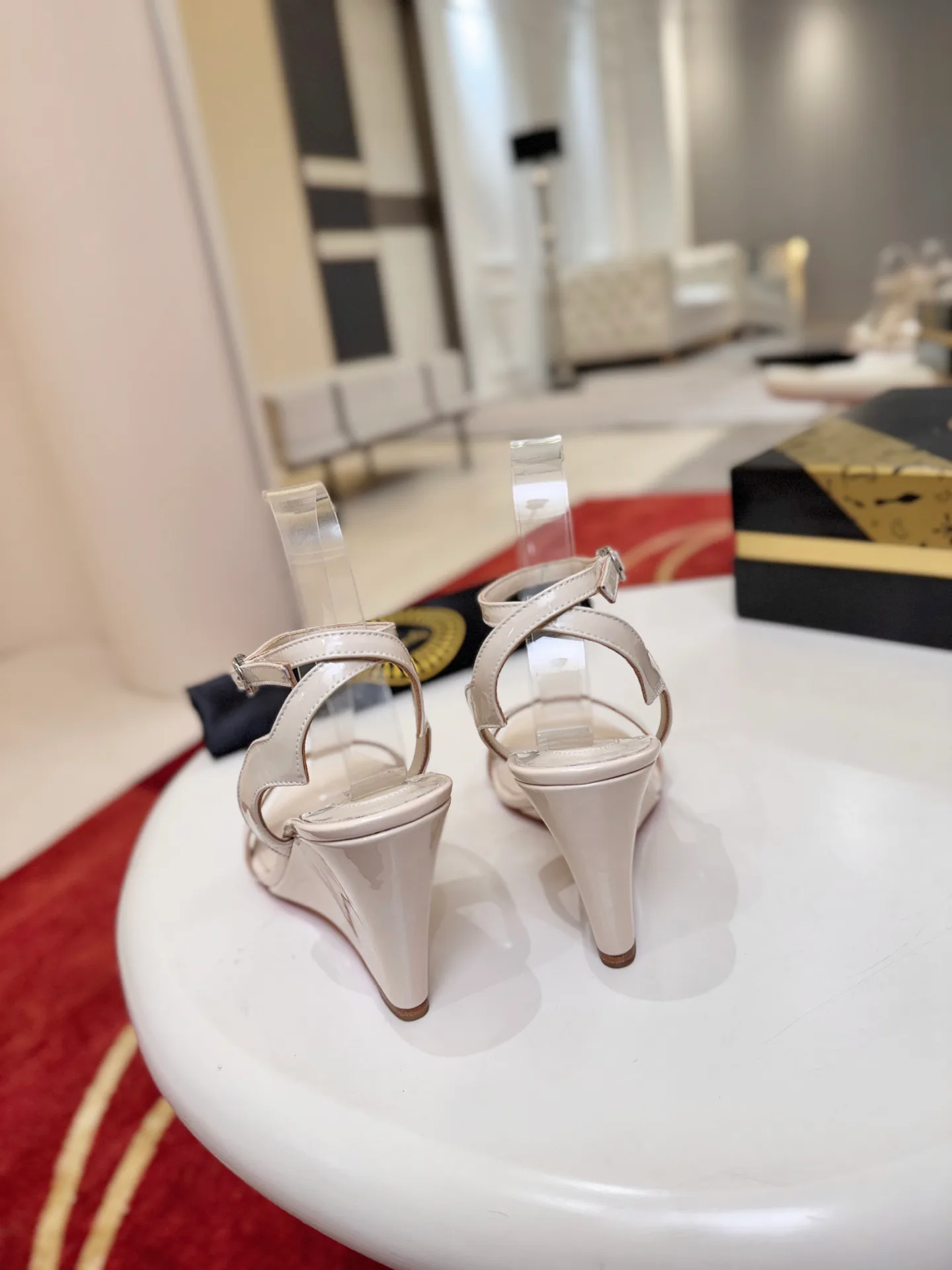 Босоножки Женские Christian Louboutin 18500925