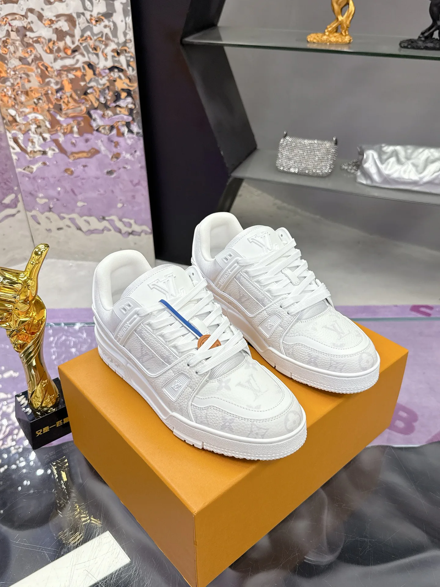 Кроссовки Женские Louis Vuitton 18104020