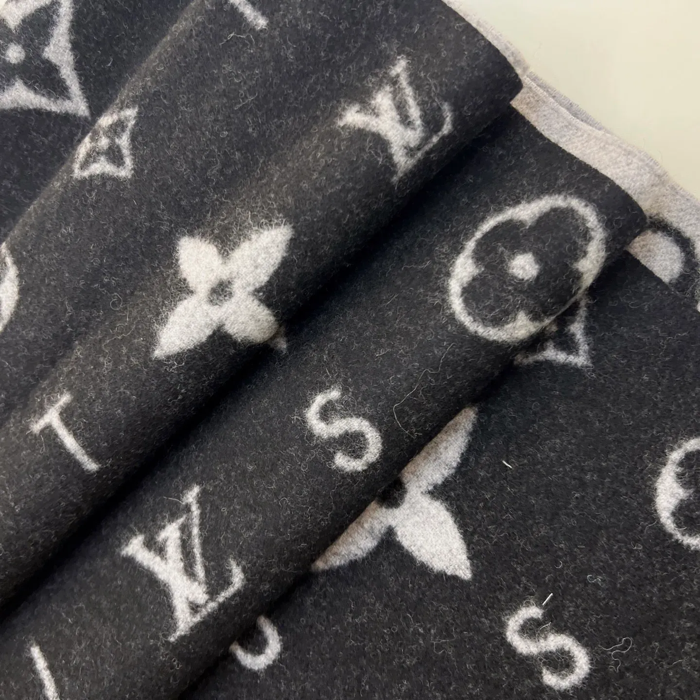 Шарфы Louis Vuitton 640009