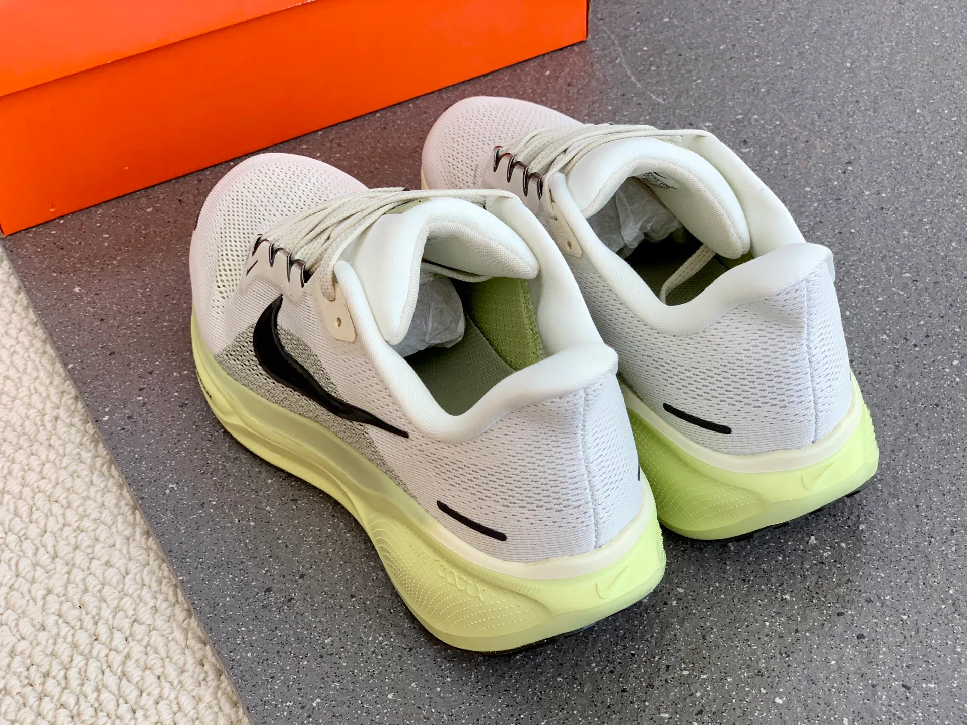 Кроссовки Женские Nike 230360