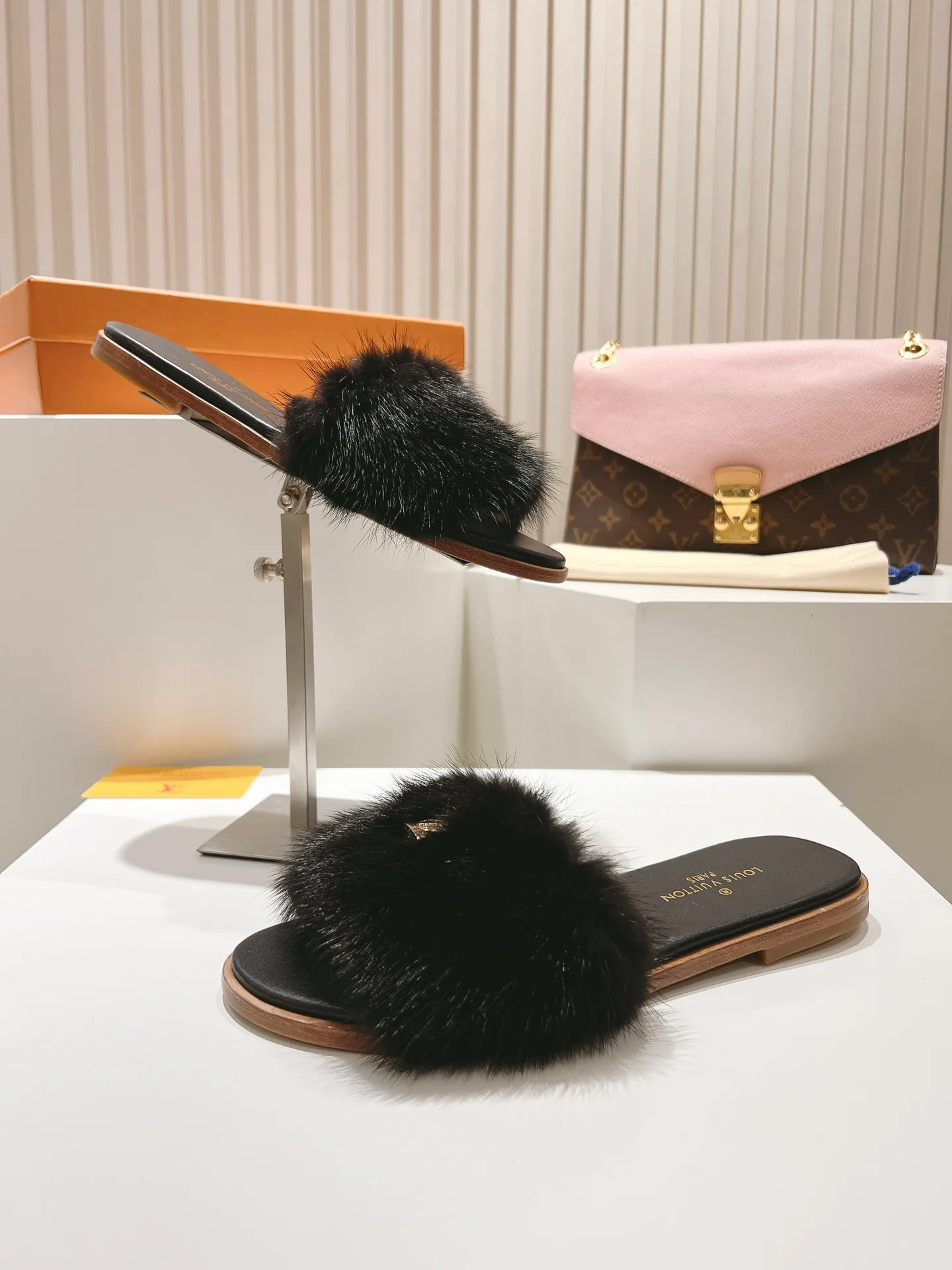 Шлепанцы Женские Louis Vuitton 11190731