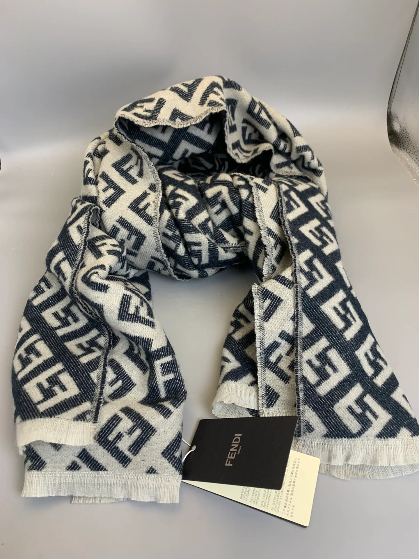 Шарфы Fendi 3817