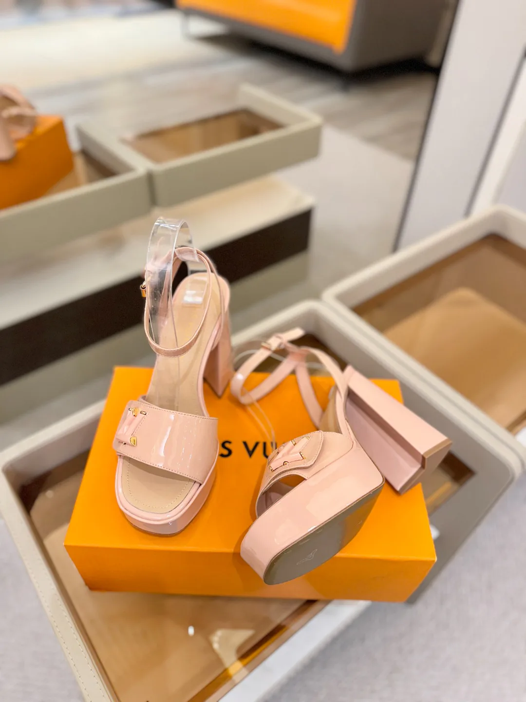 Босоножки Женские Louis Vuitton 17946857