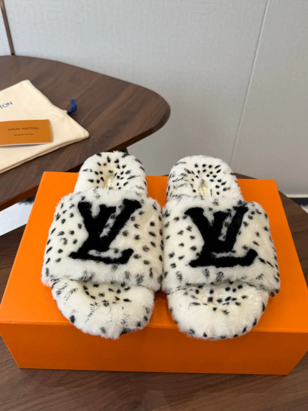 Тапочки Женские Louis Vuitton 18182965