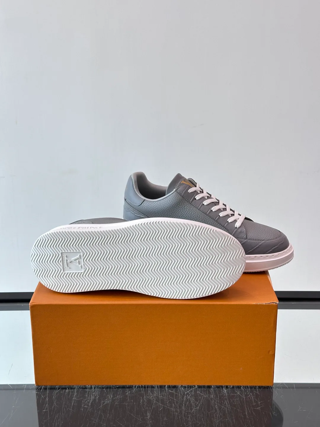 Кроссовки Женские Louis Vuitton 18400576