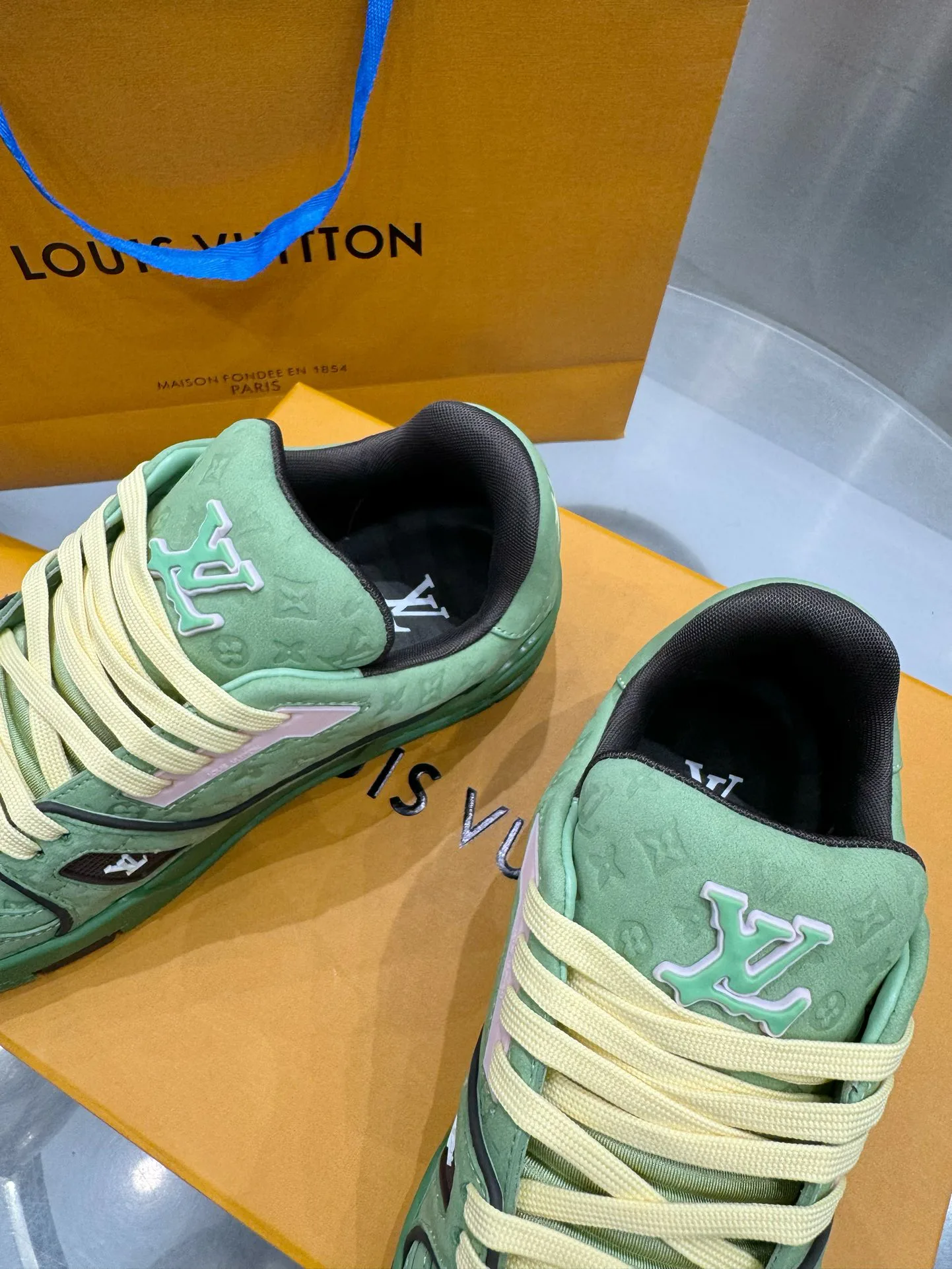 Кроссовки Женские Louis Vuitton 19073374