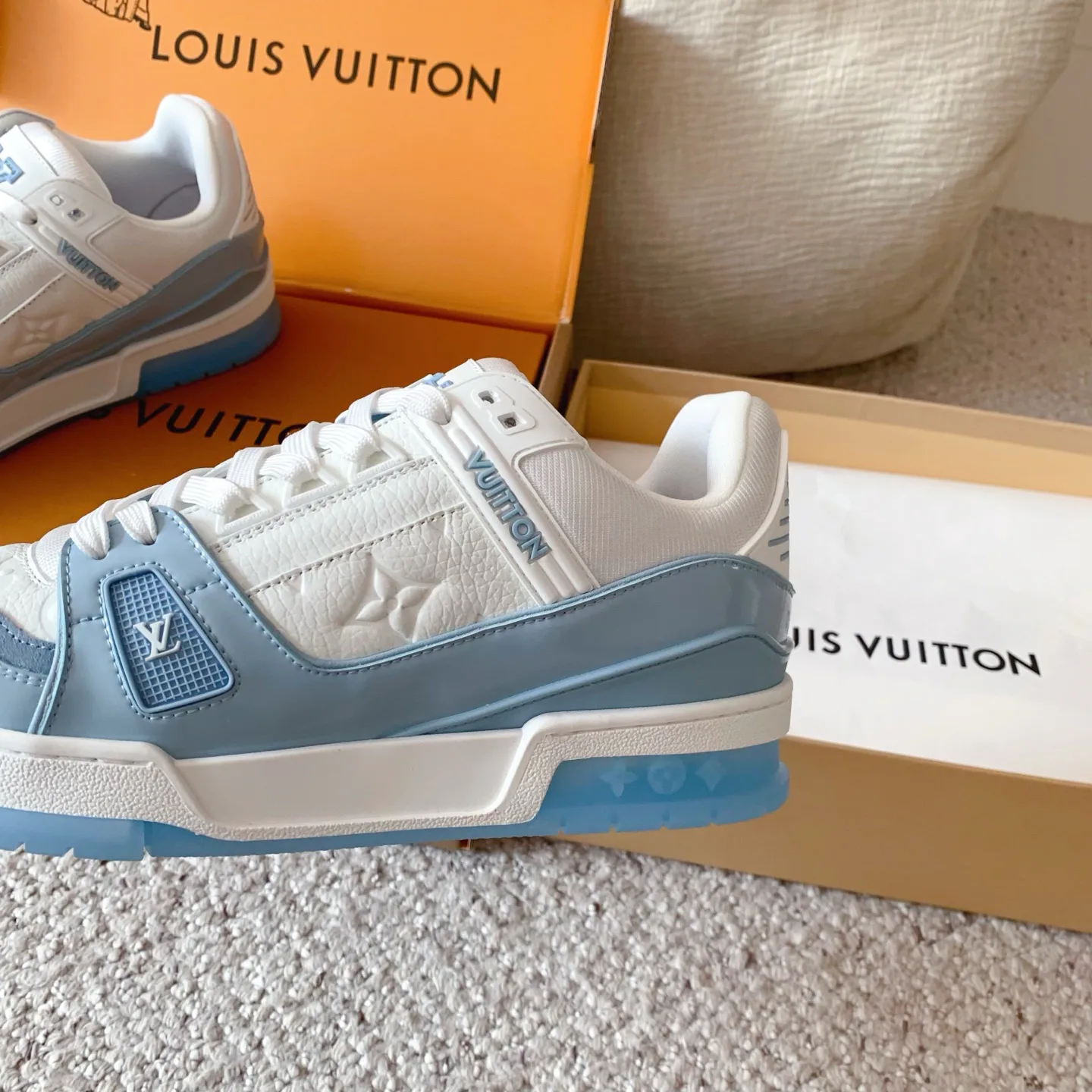 Кроссовки Женские Louis Vuitton 18375817