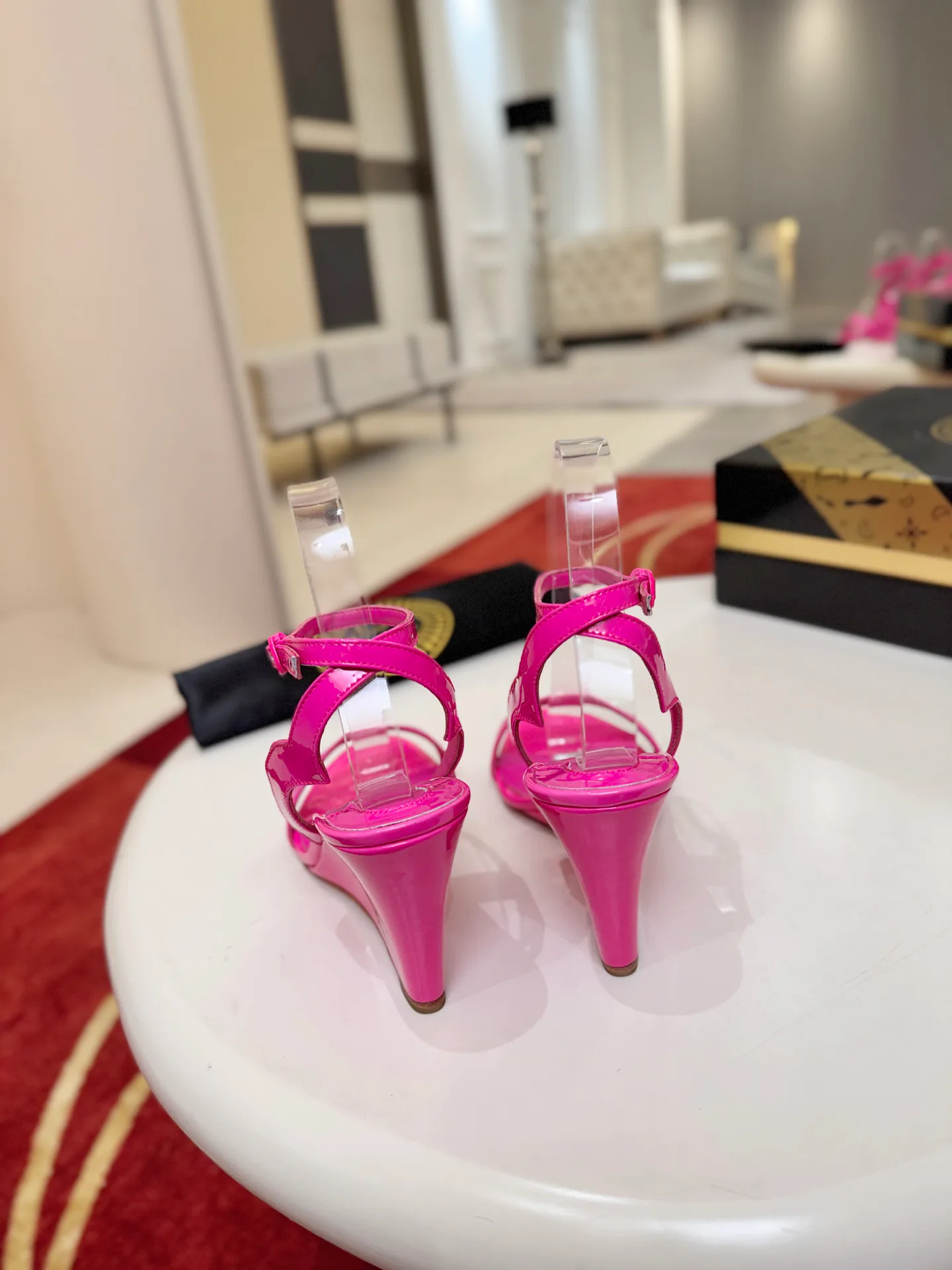 Босоножки Женские Christian Louboutin 18500924