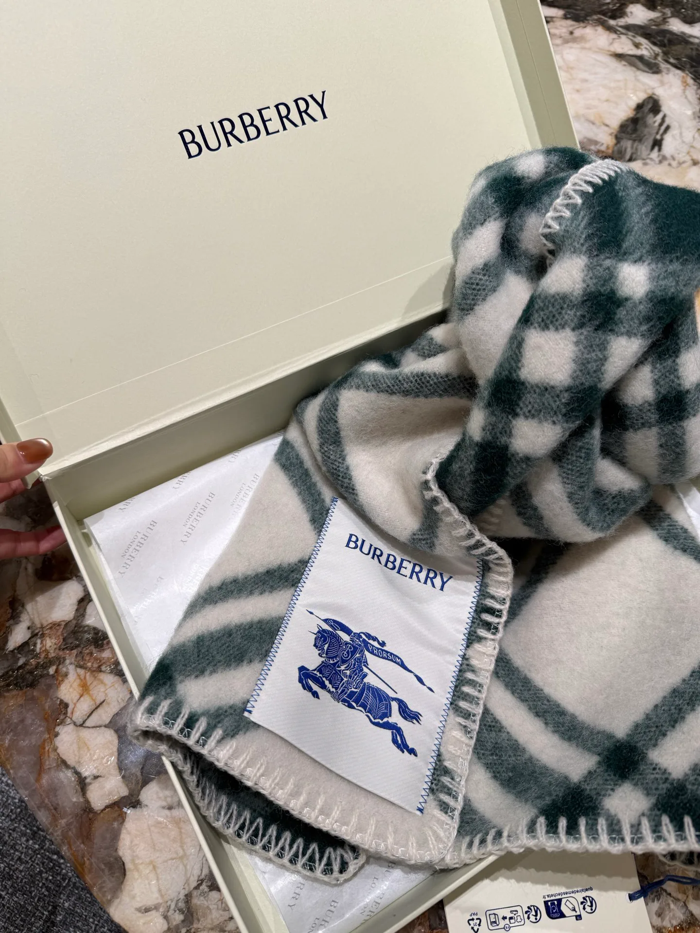 Шарфы Burberry 18626966