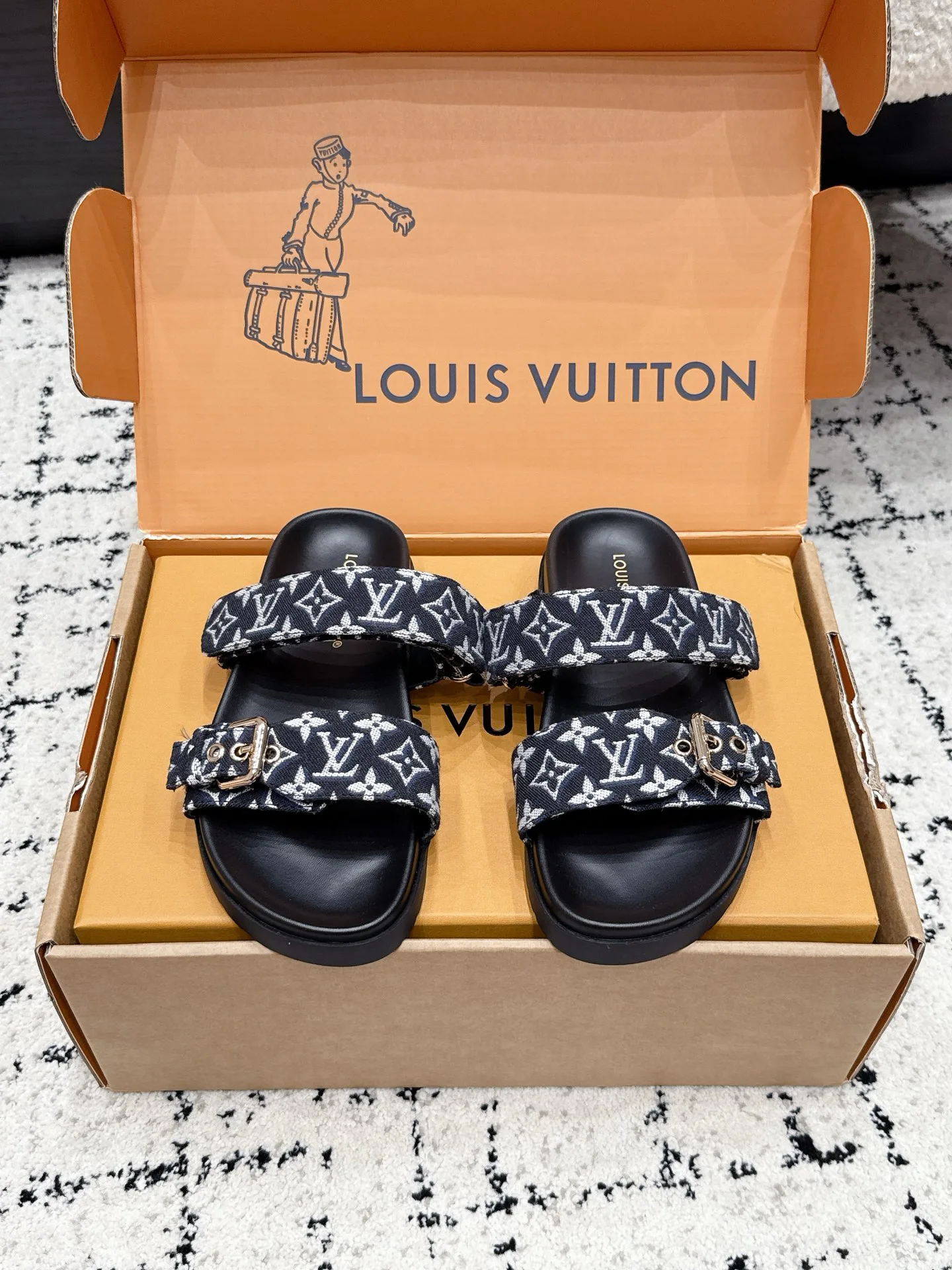 Шлепанцы Женские Louis Vuitton 17522814