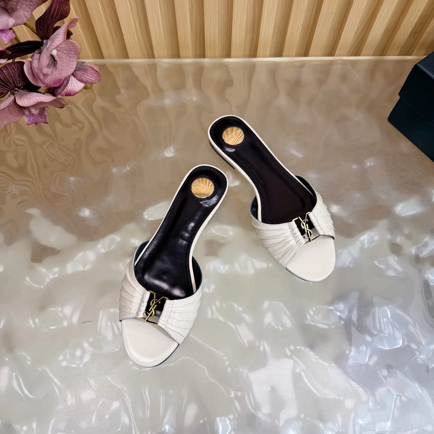 Шлепанцы Женские Saint Laurent 11660316