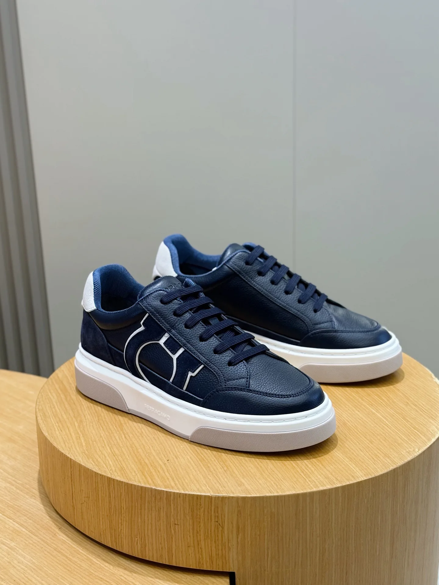 Кроссовки Мужские Salvatore Ferragamo 11704931