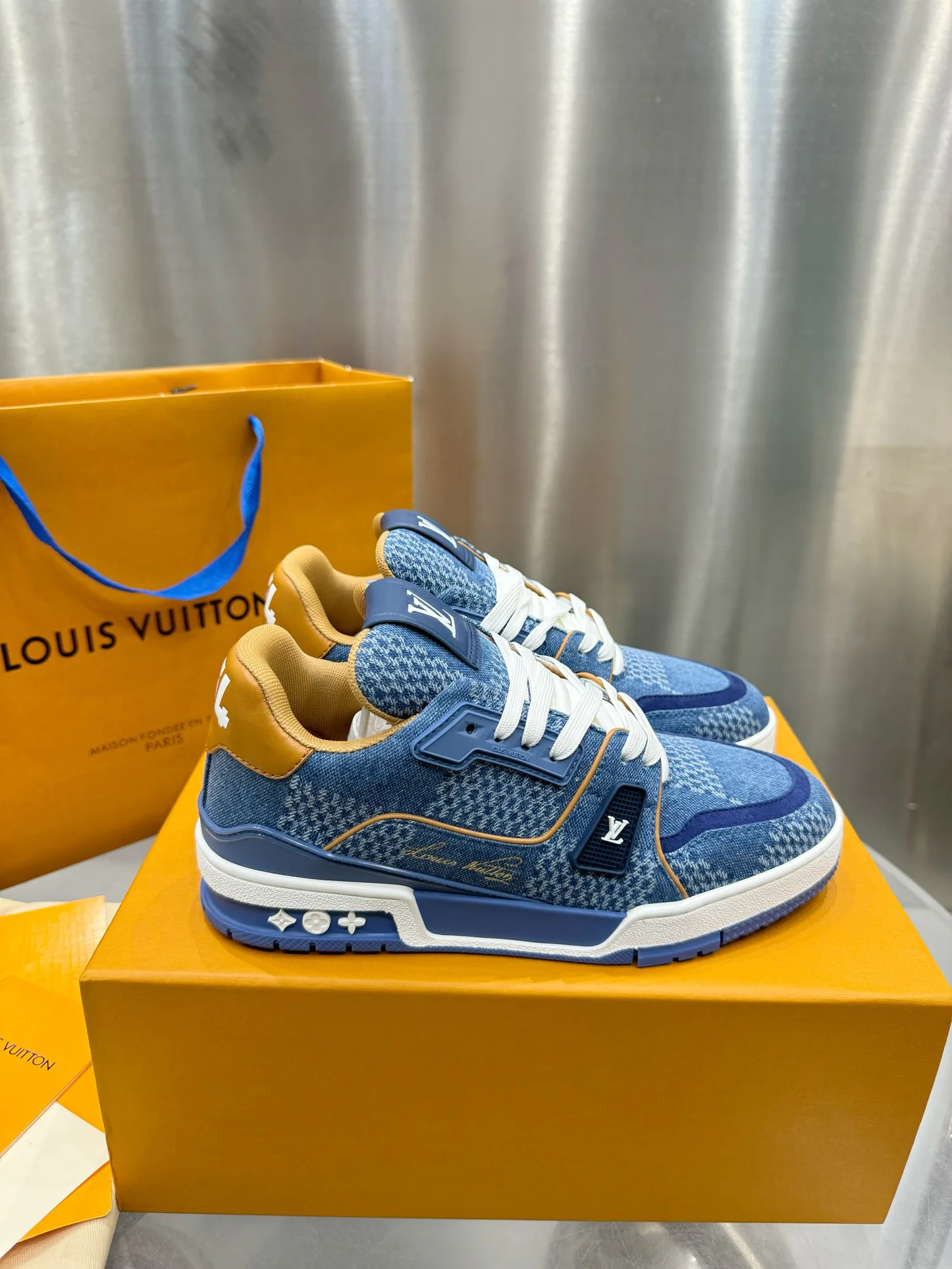 Кроссовки Женские Louis Vuitton 19073366