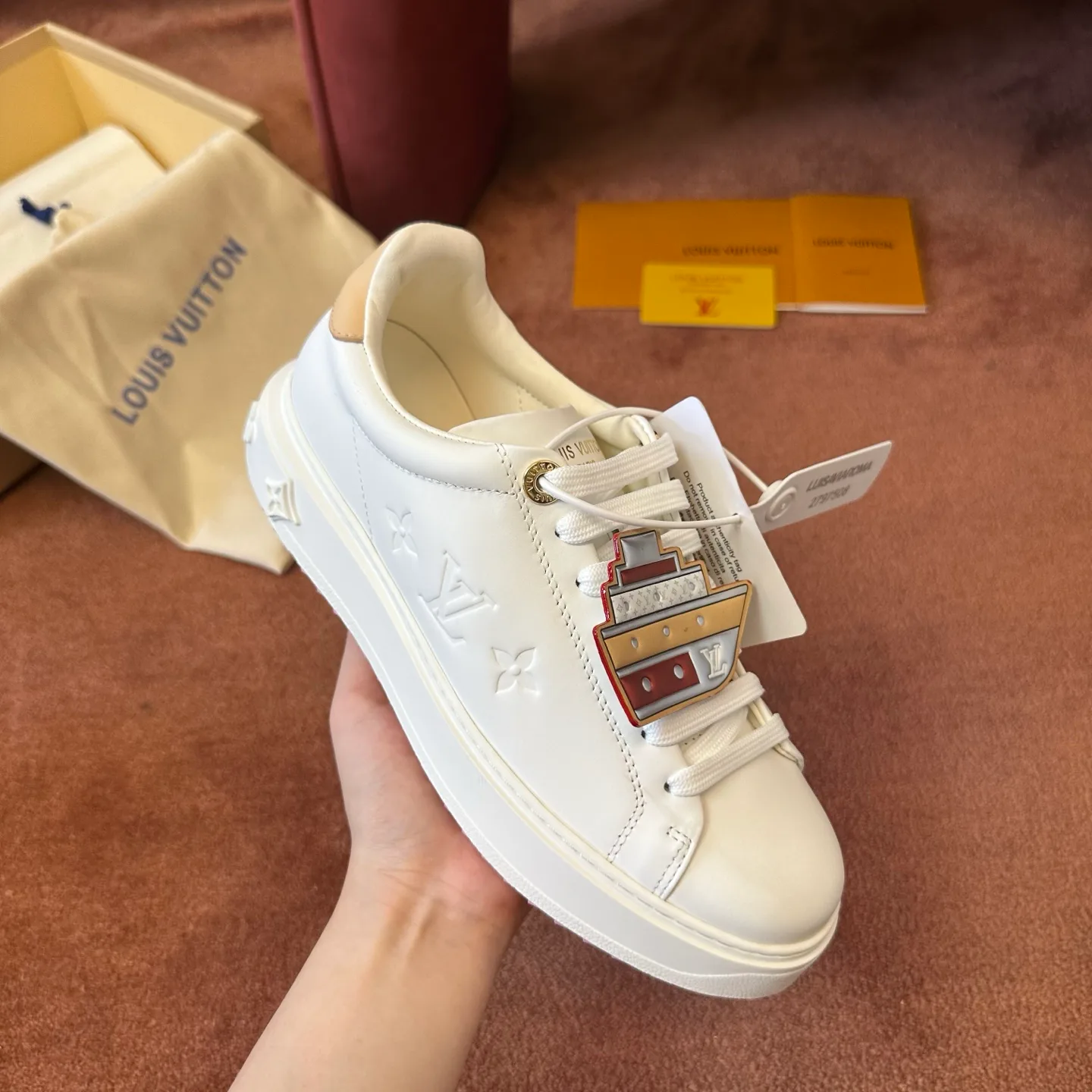 Кроссовки Женские Louis Vuitton 18120680