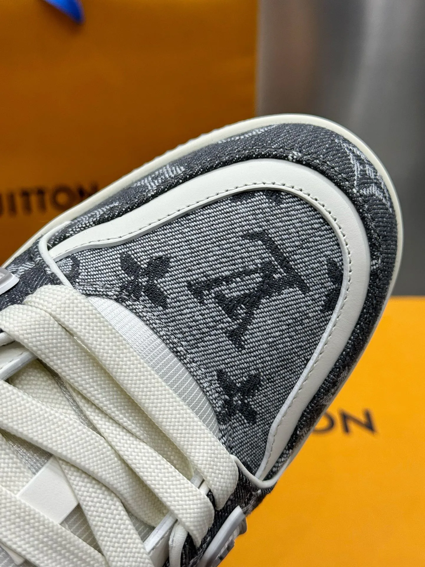 Кроссовки Женские Louis Vuitton 19073357