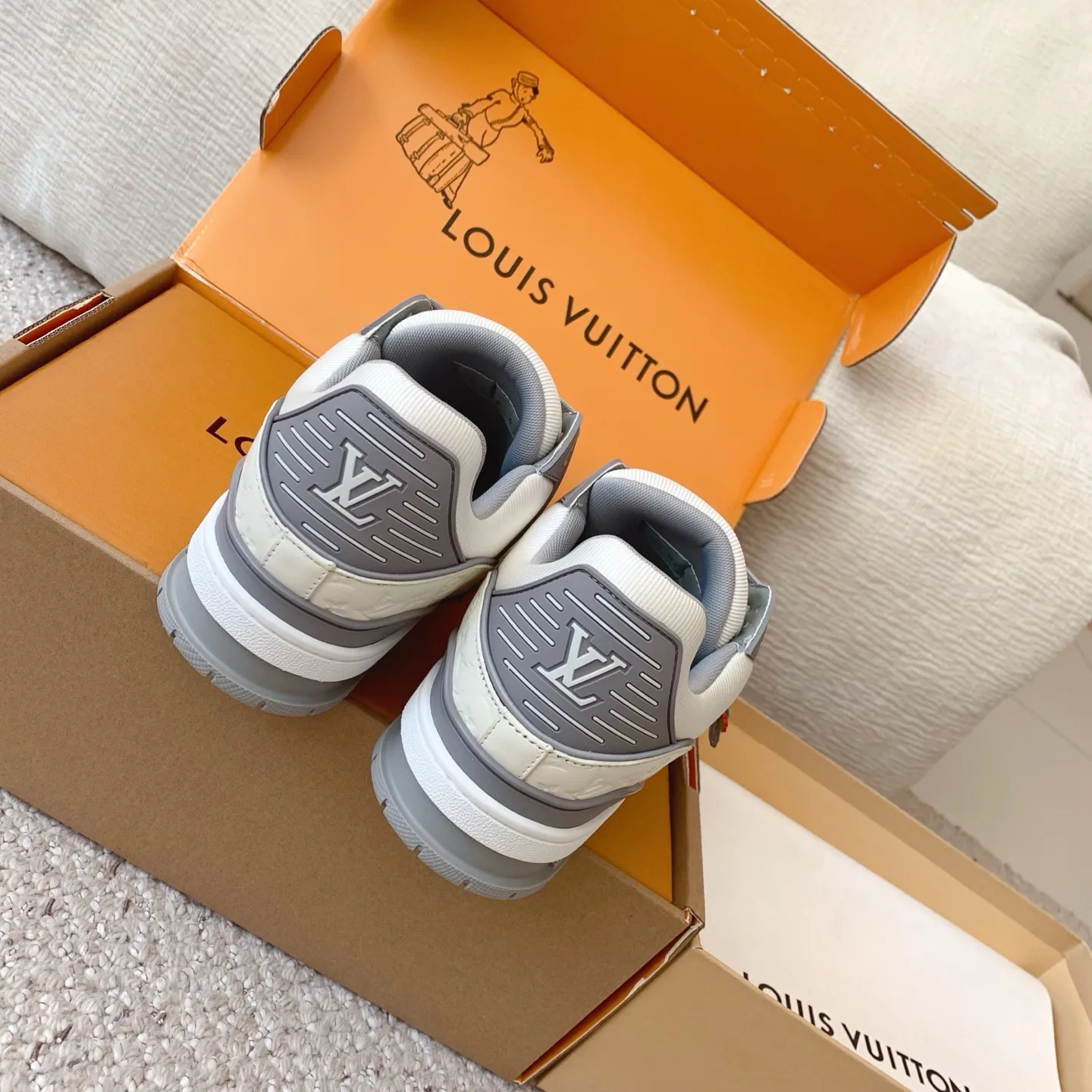 Кроссовки Женские Louis Vuitton 18258368