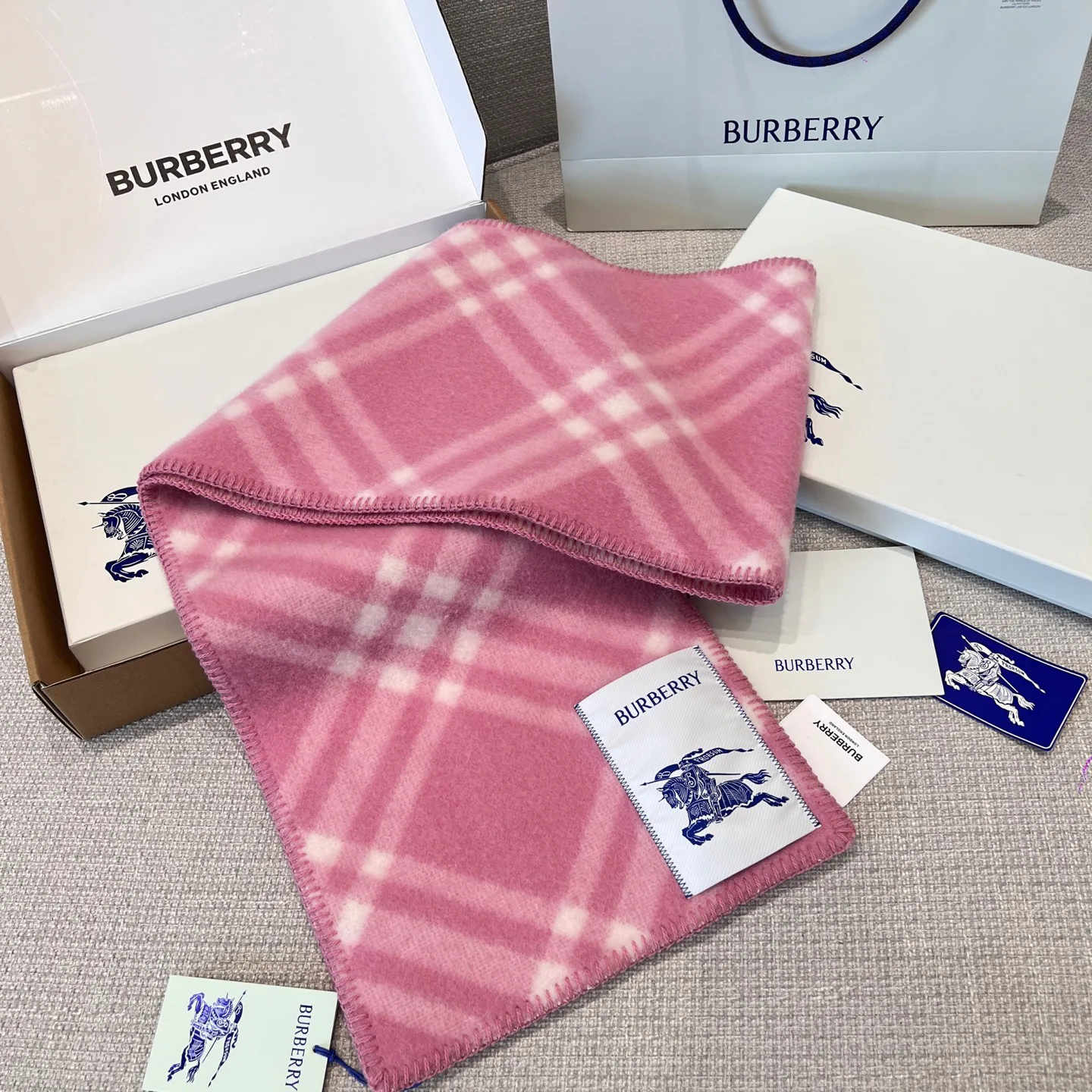 Шарфы Burberry 17945208