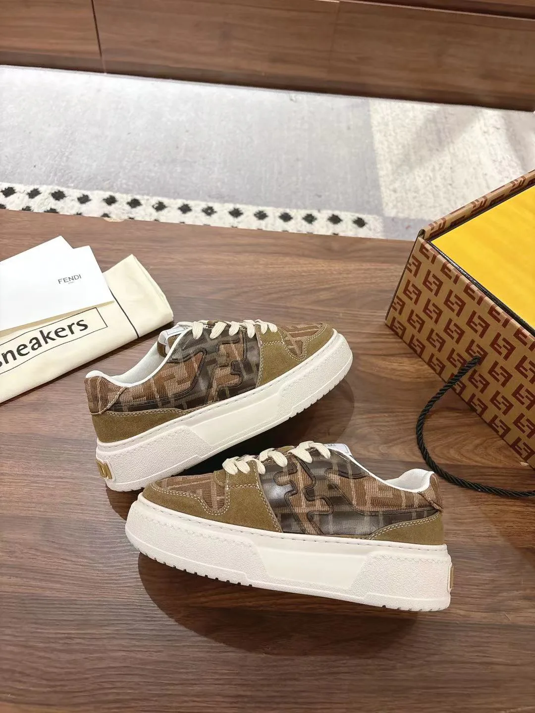 Кроссовки Женские Fendi 18219639
