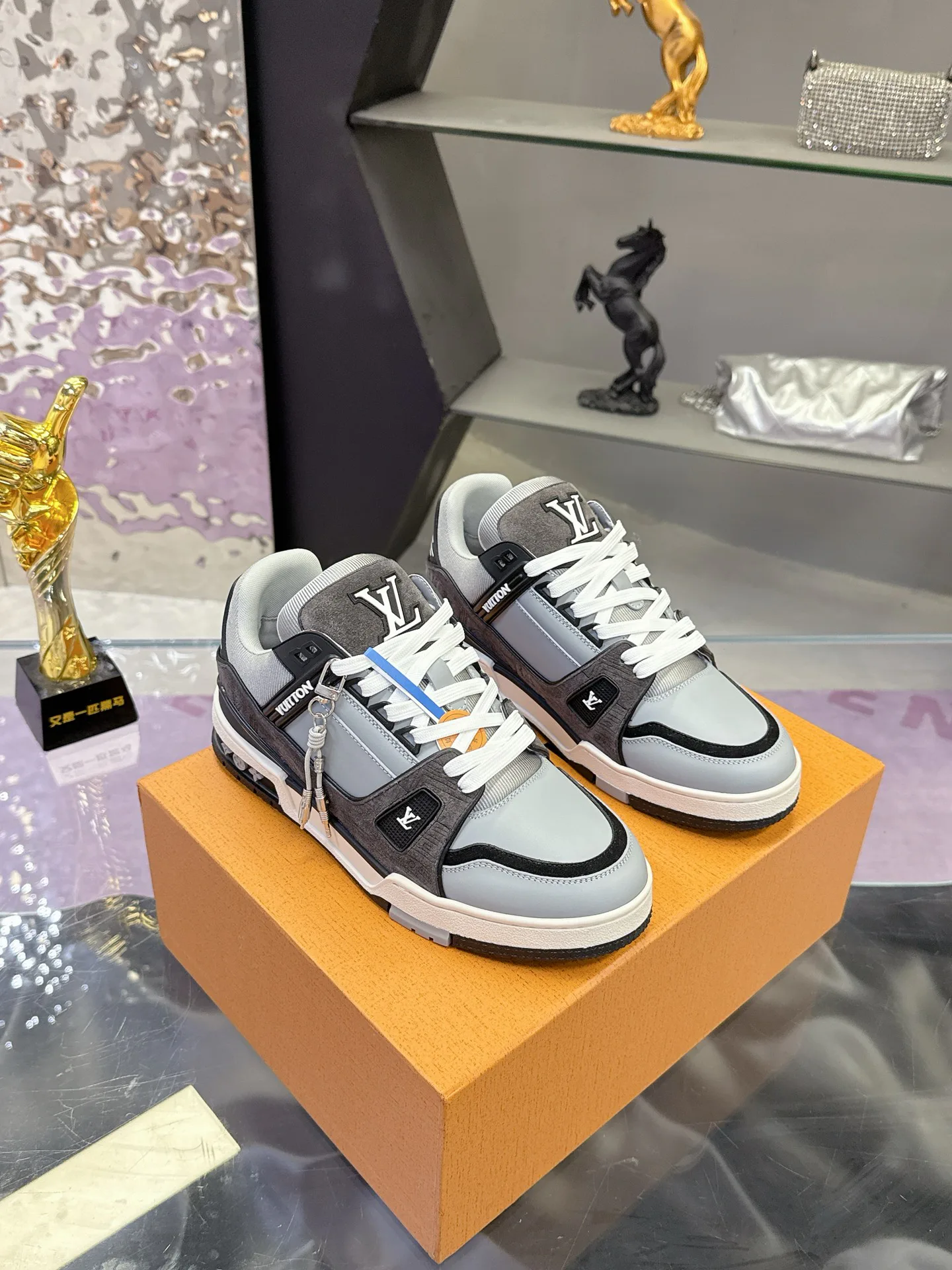 Кроссовки Женские Louis Vuitton 17930926
