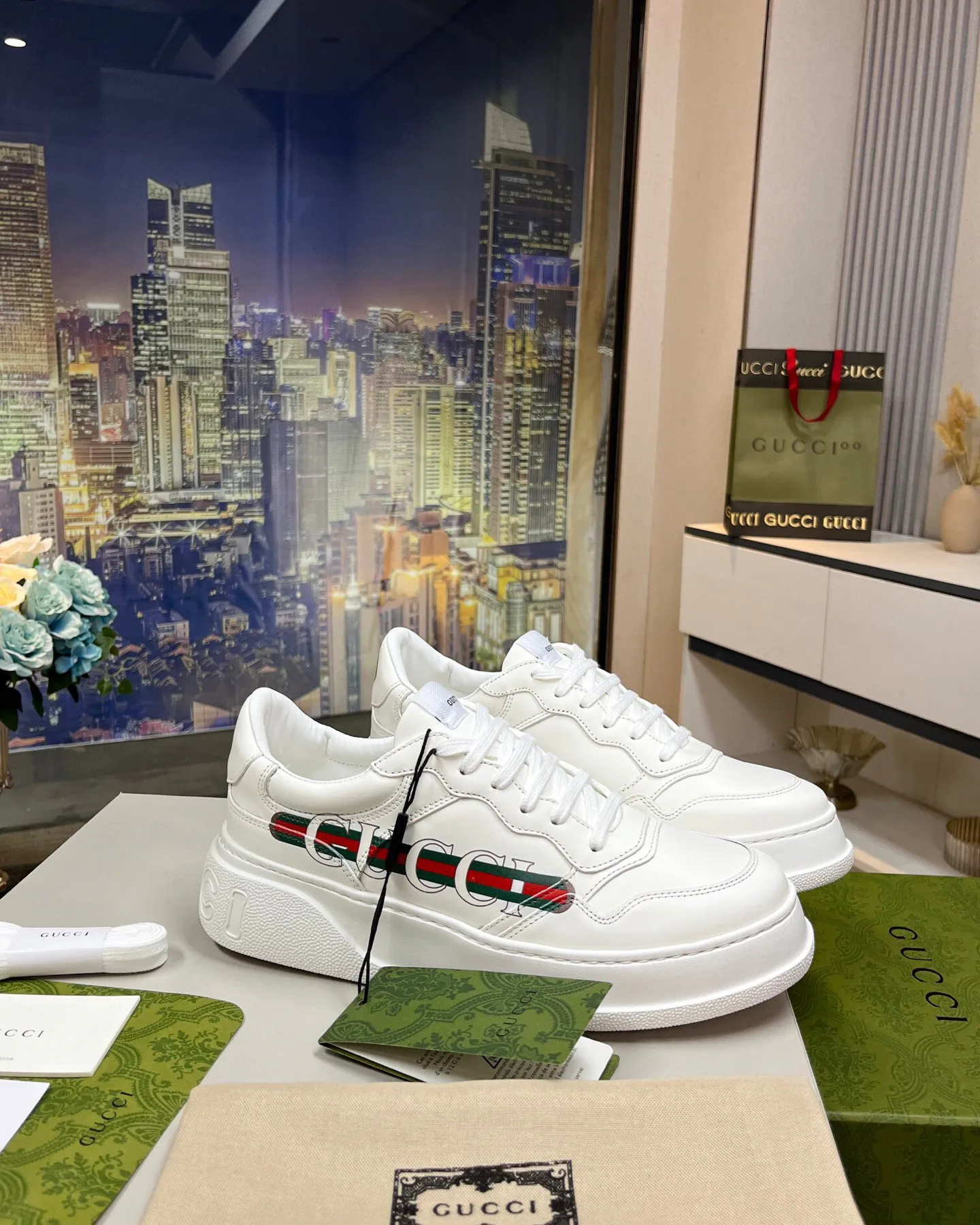 Кроссовки Женские Gucci 18369596