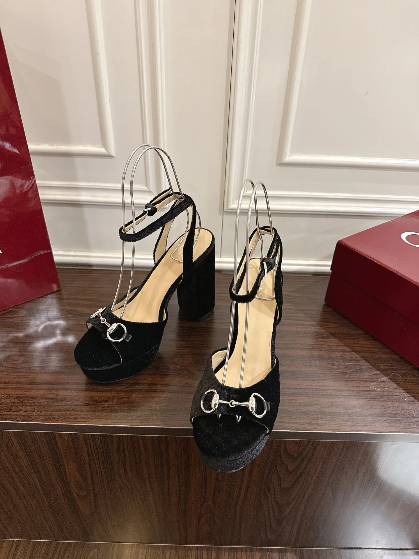 Босоножки Женские Gucci 19410066